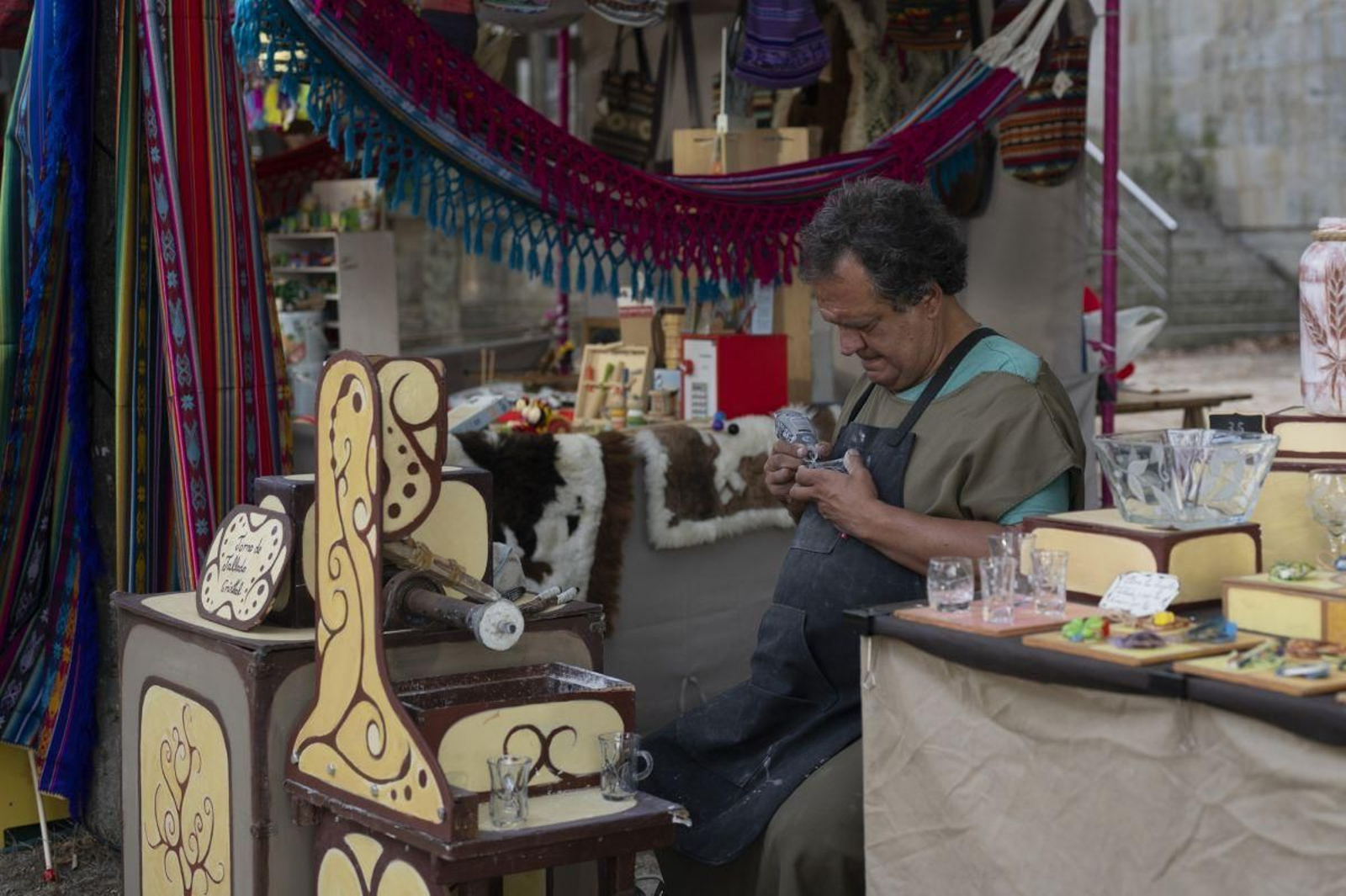 Un artesano mostrando su oficio.