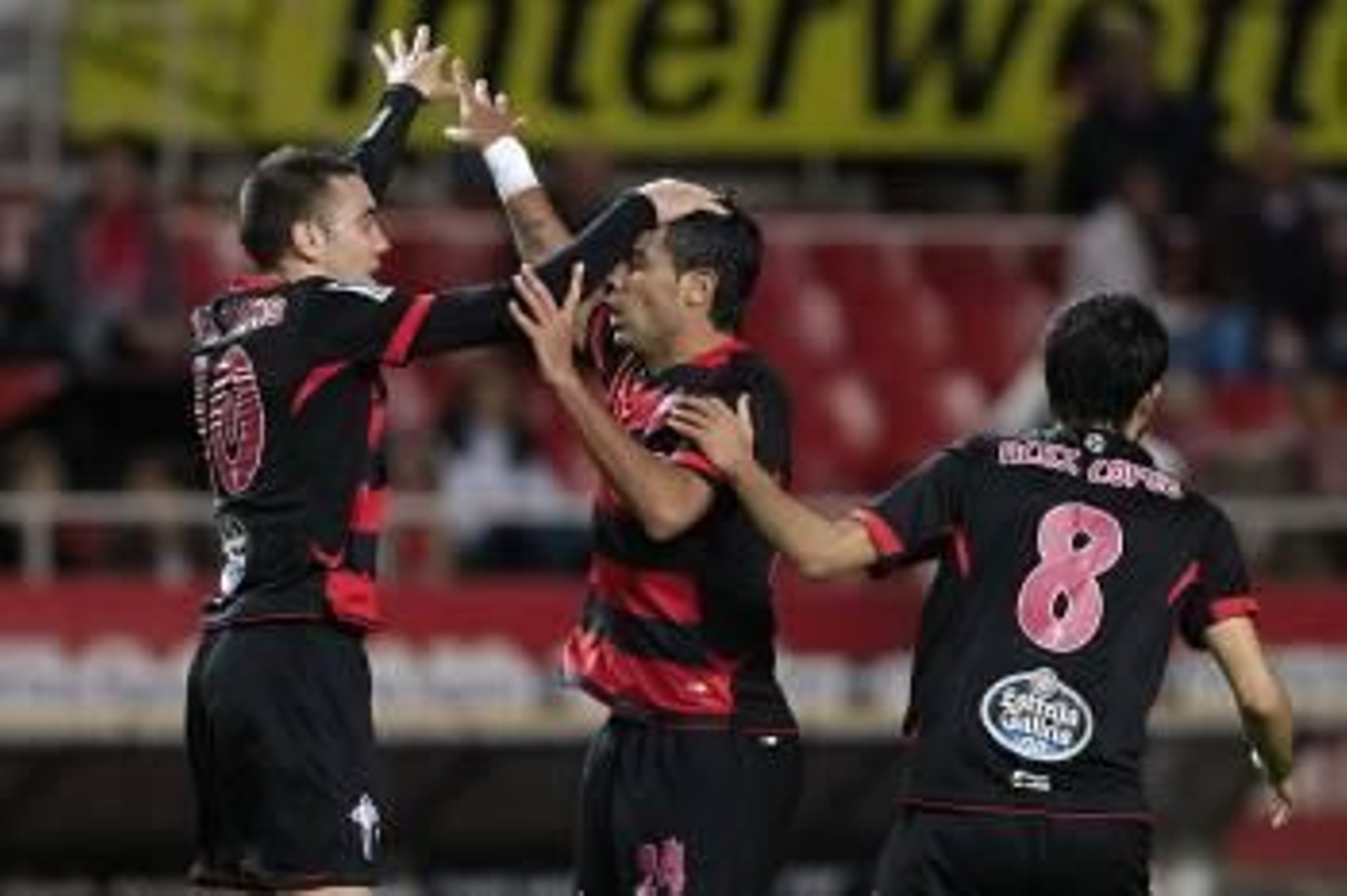 Iago Aspas, Augusto Fernández y Alex López celebran el único gol del Celta en Sevilla. (Foto: PACO PUENTES)