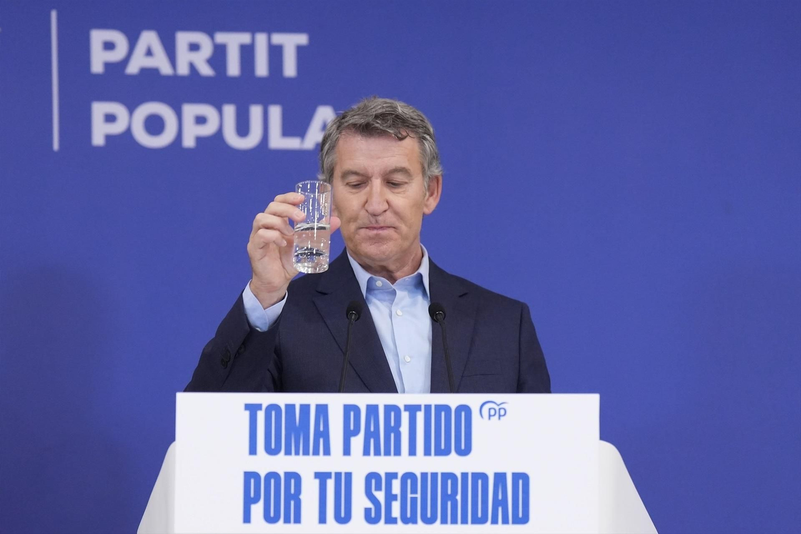 El presidente del Partido Popular, Alberto Núñez Feijóo, interviene durante un encuentro con dirigentes locales del PP.