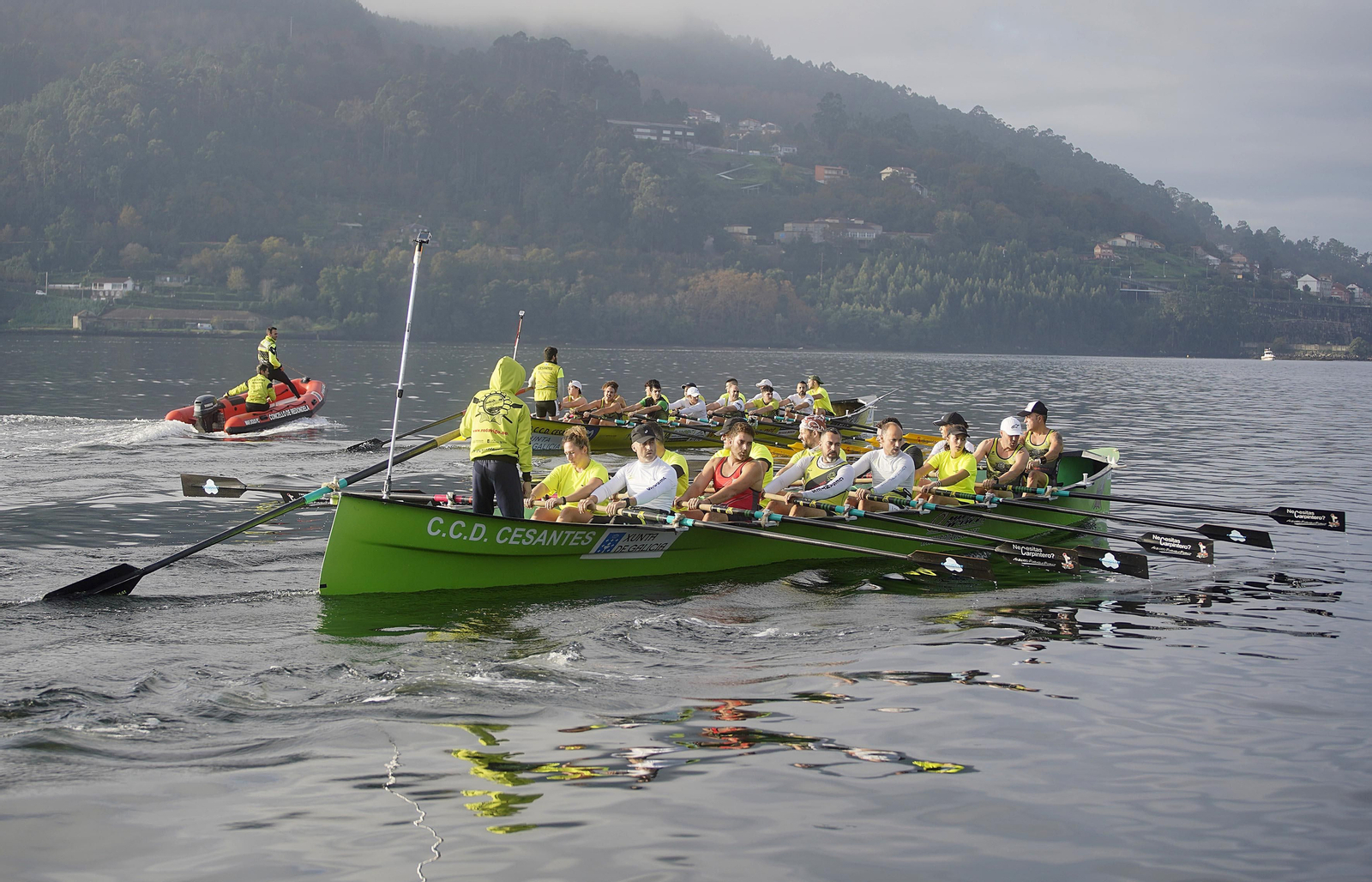 Participantes en la sesión de remo de +Deporte Atlántico en Cesantes.