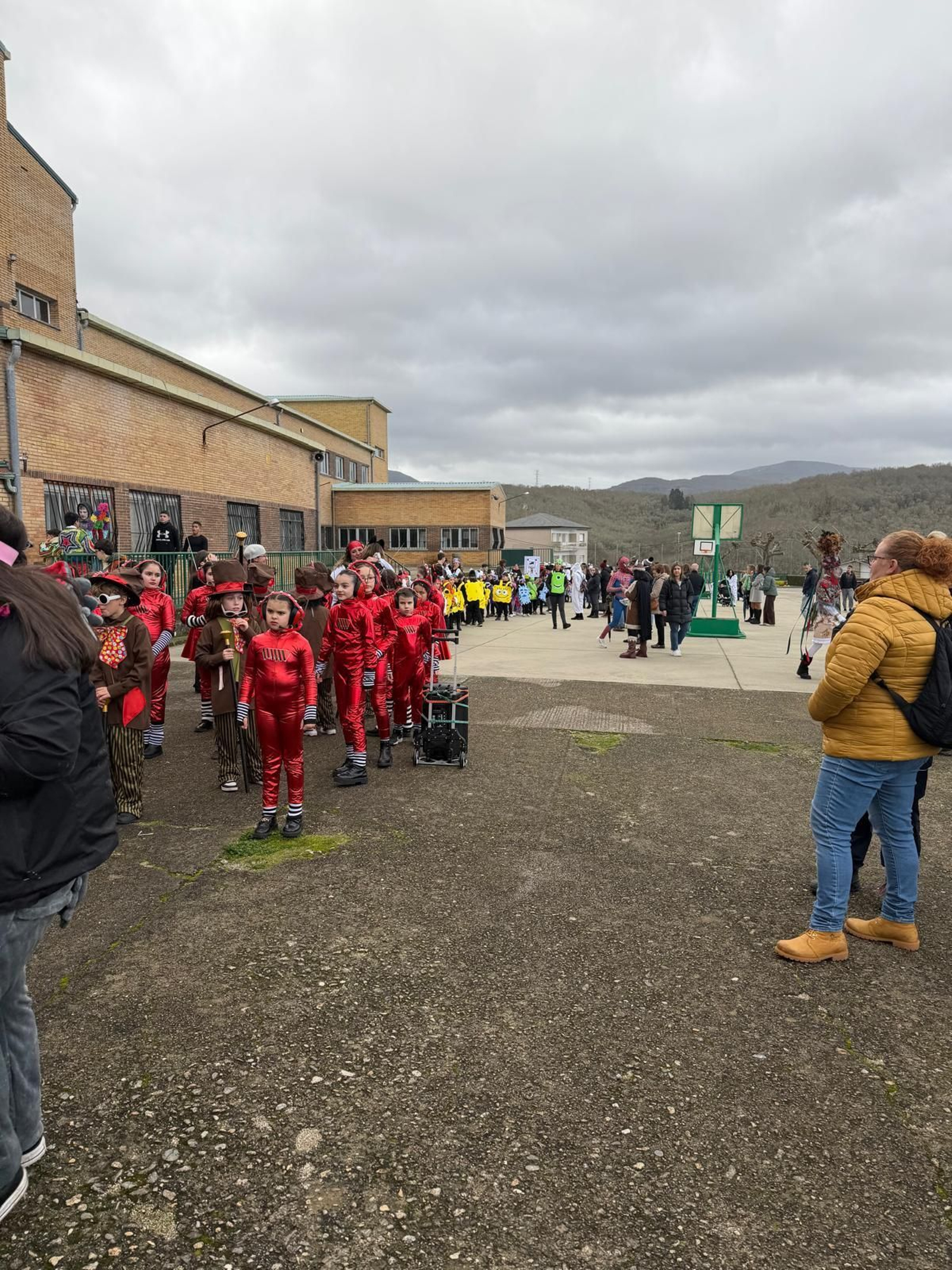 Galería | Los niños llenan de color las calles de Viana do Bolo por el Día de Comadres y Compadres