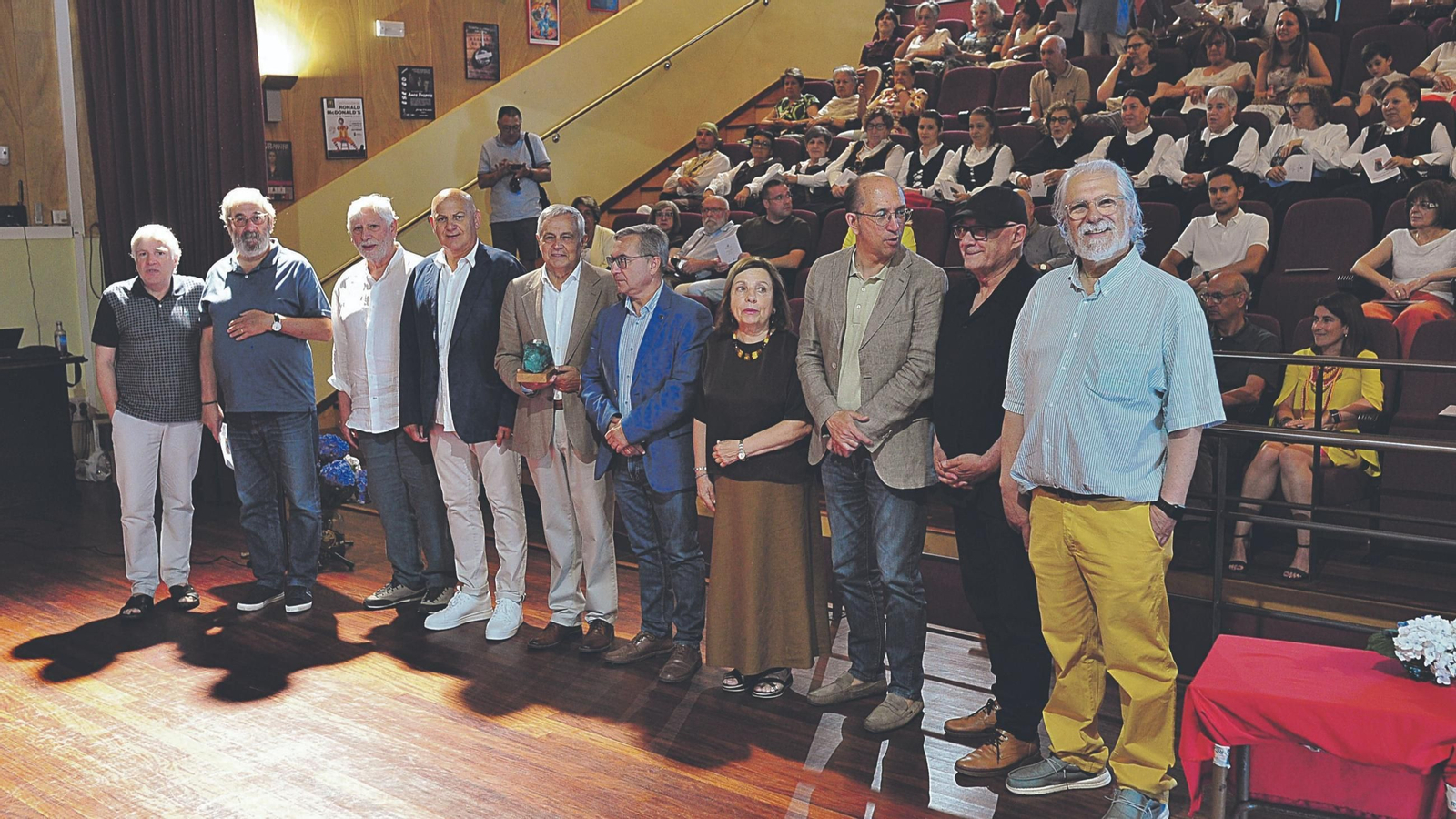 O premiado, Emilio Carlos García Fernández -quinto por la izq.-, ayer en el auditorio de Cartelle con autoridades y miembros de la Fundación Carlos Velo.