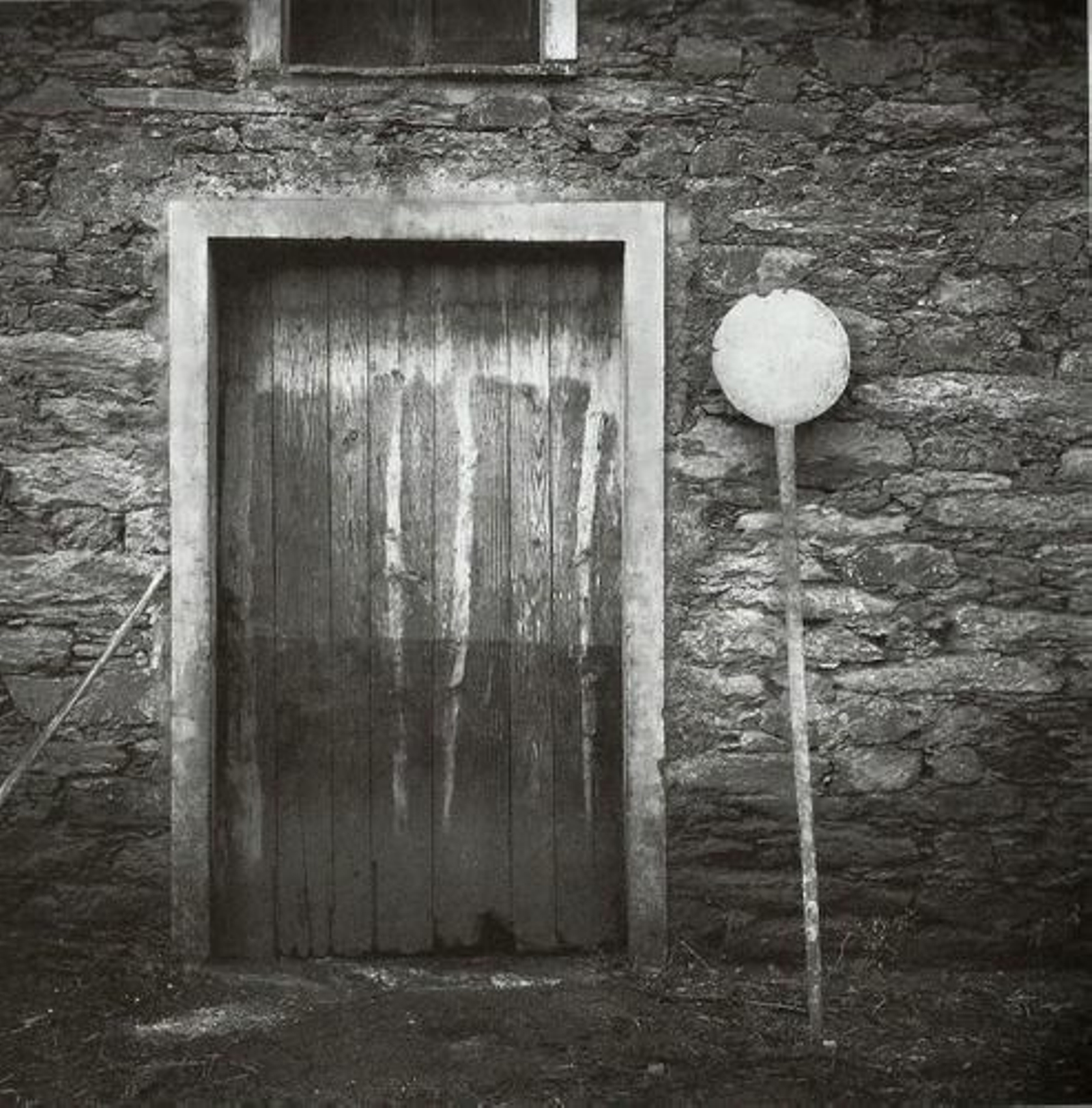 La pala de pan puesta fuera para proteger la casa contra  el tru_result