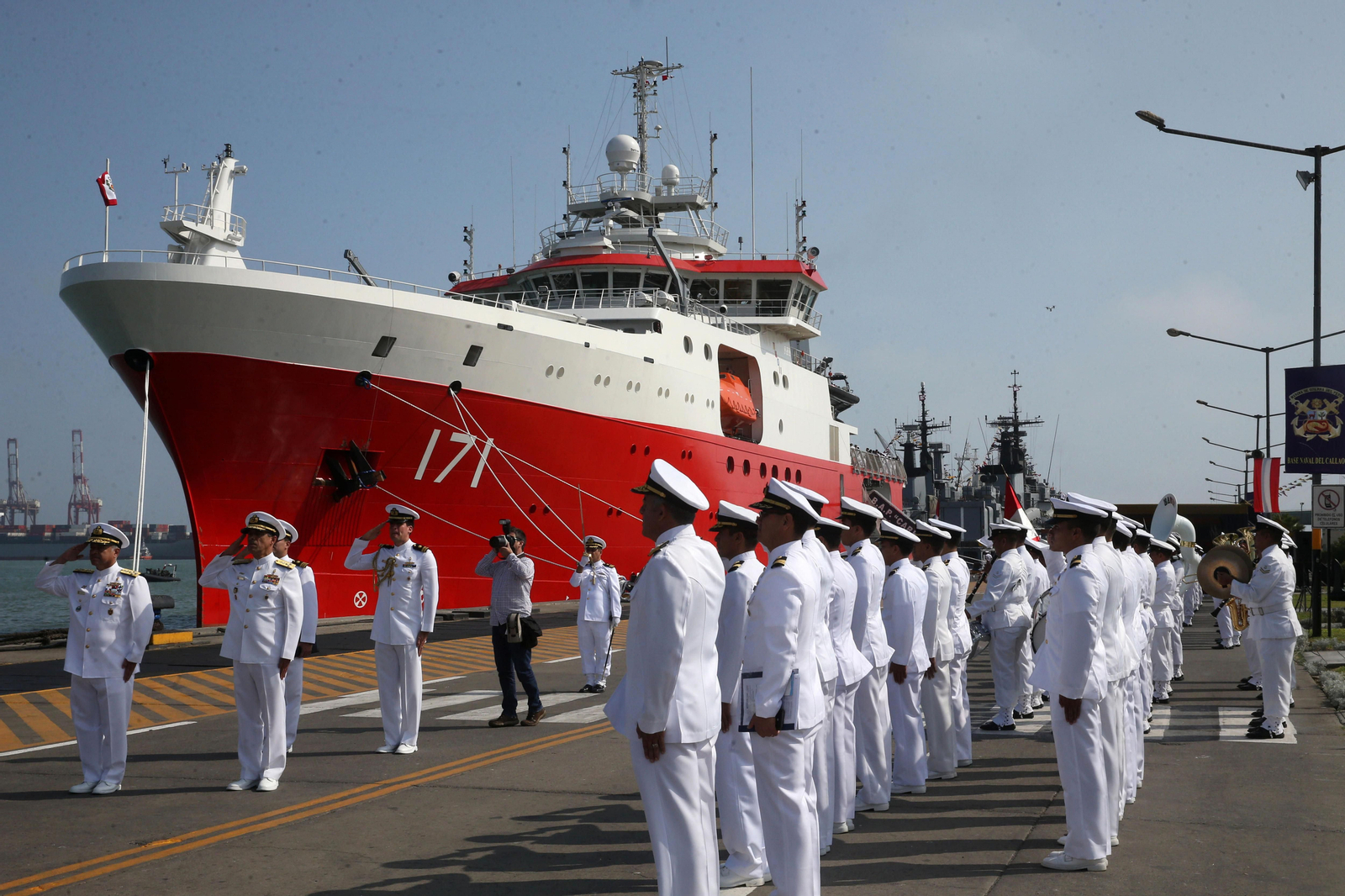 La Marina de Perú recibió al oceanográfico con una ceremonia en el puerto del Callao.