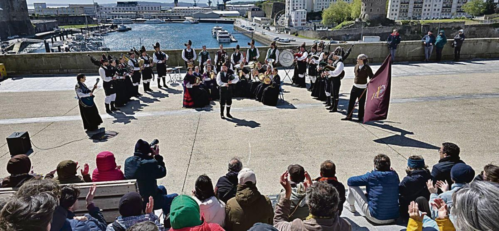 A banda de gaitas durante unha das actuacións en Brest.