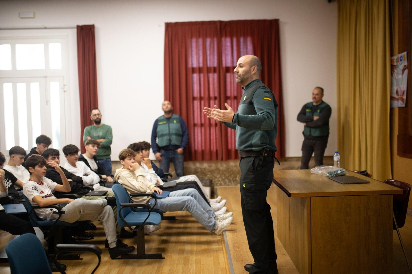 Estudiantes escuchando con atención.