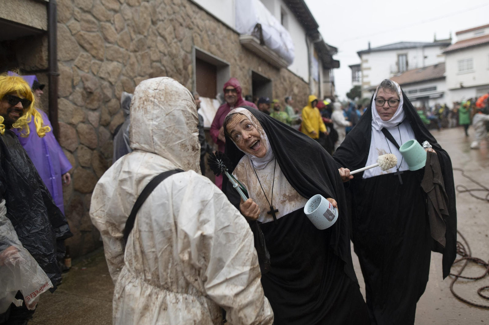 Galería | La farrapada conquista Laza antes de la salida de los Peliqueiros