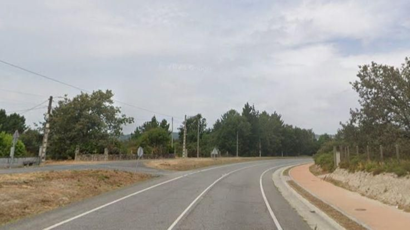 La OU-537 a su paso por Santa Marta de Moreiras