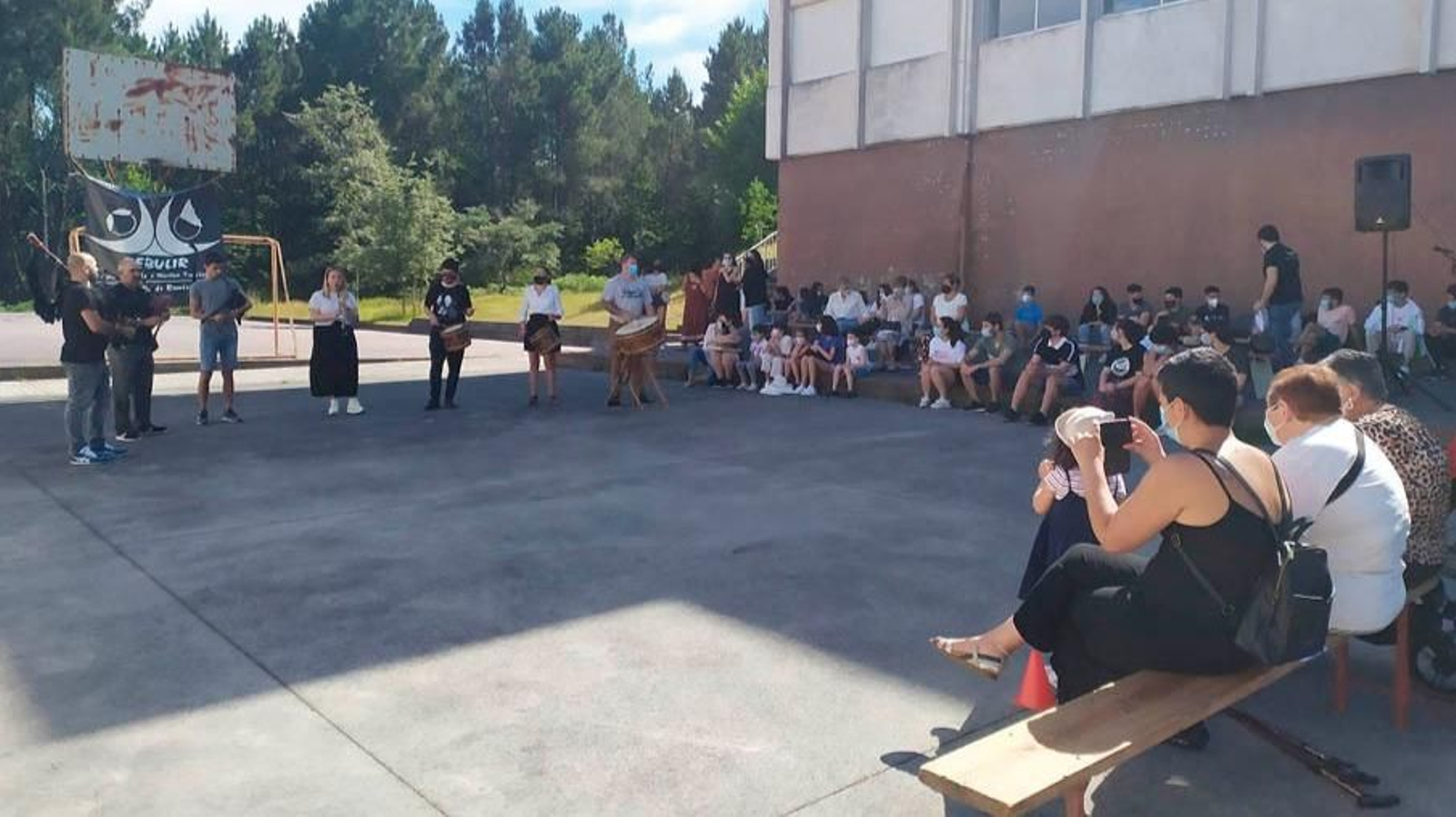 Un momento de la feria rebuleira celebrada ayer en el patio del colegio Rogelio García Yáñez. (L.F.)