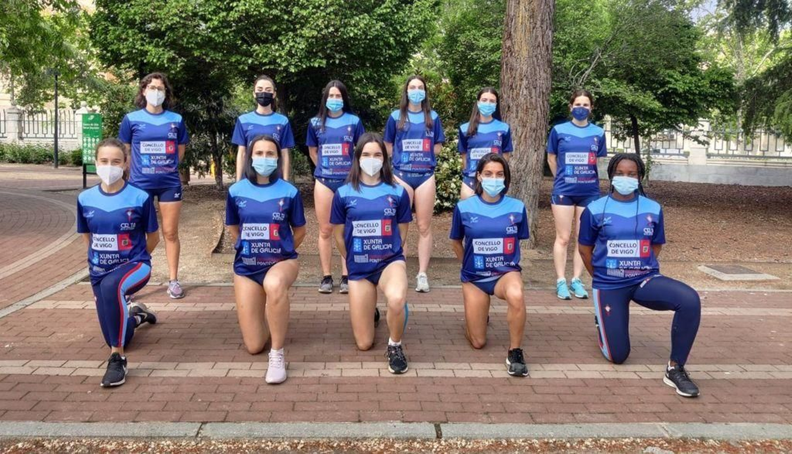 Parte del equipo femenino del Celta posa en la primera jornada.