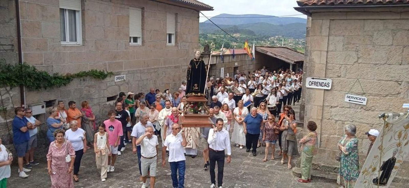 Los romeros llegaron a San Benito desde primera hora de la mañana y no dejaron de hacerlo hasta bien entrada la tarde. La mayoría, peregrinos que llegaron a pie desde lugares como A Guarda, Vigo, Nigrán, Baiona, Tui, Porriño u O Rosal. En total, llegaron a Gondomar unos 10.000 fieles a lo largo de todo el día.
