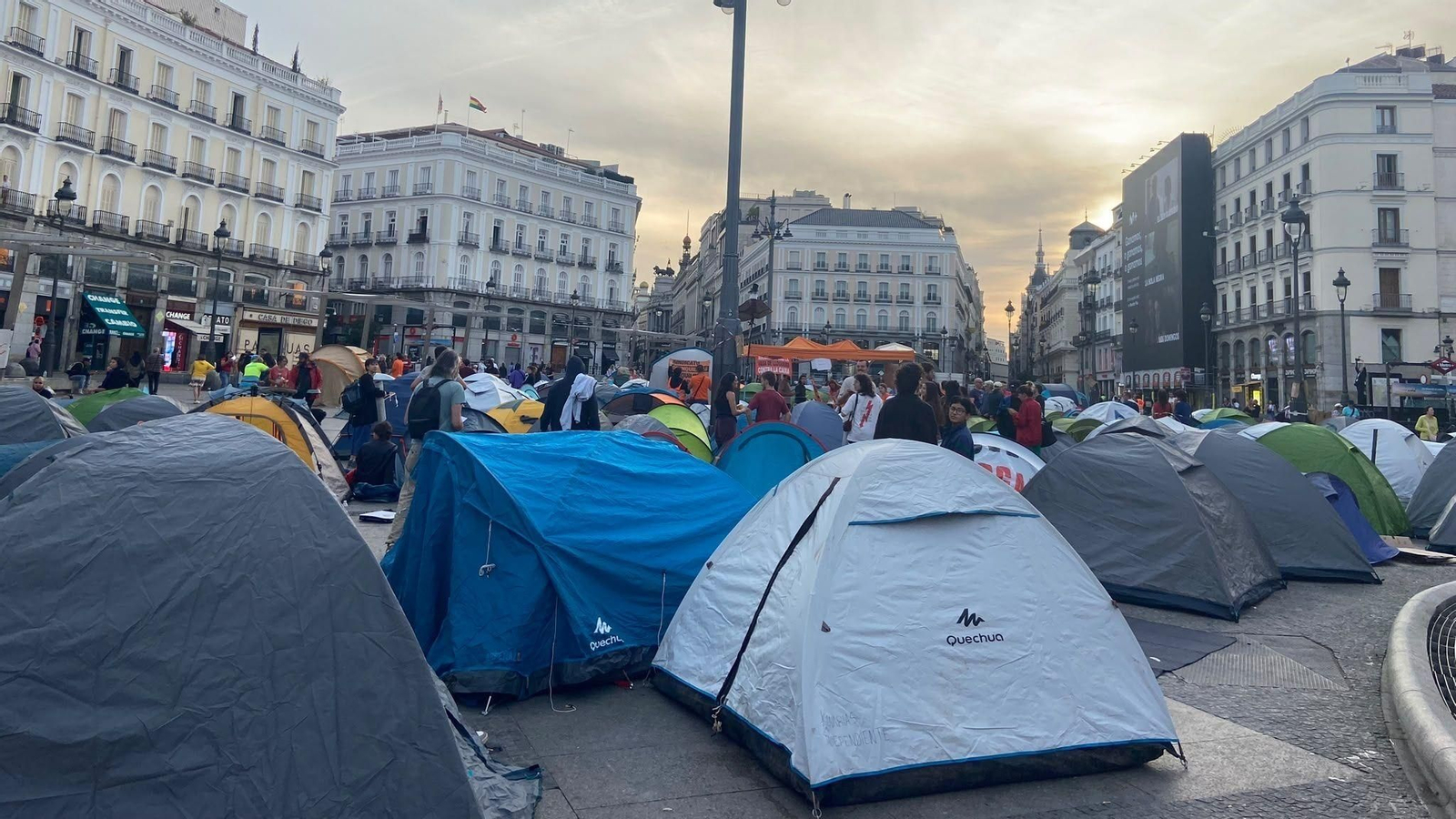 Cientos de personas amanecen en la Puerta del Sol de Madrid para exigir la aprobación de un decreto sobre vivienda, a 27 de septiembre de 2026.