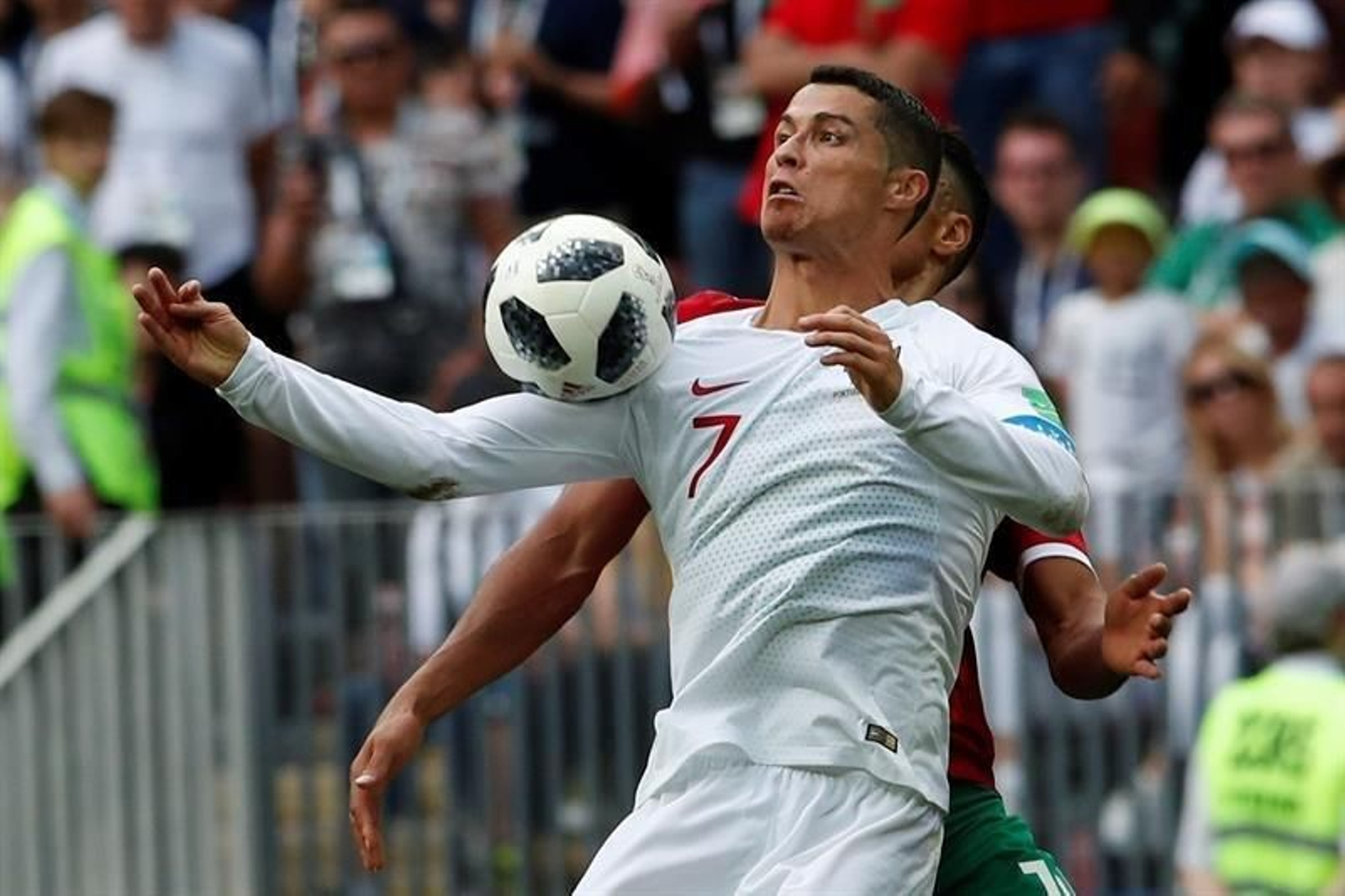 Cristiano Ronaldo controla un balón en el partido contra Marruecos.