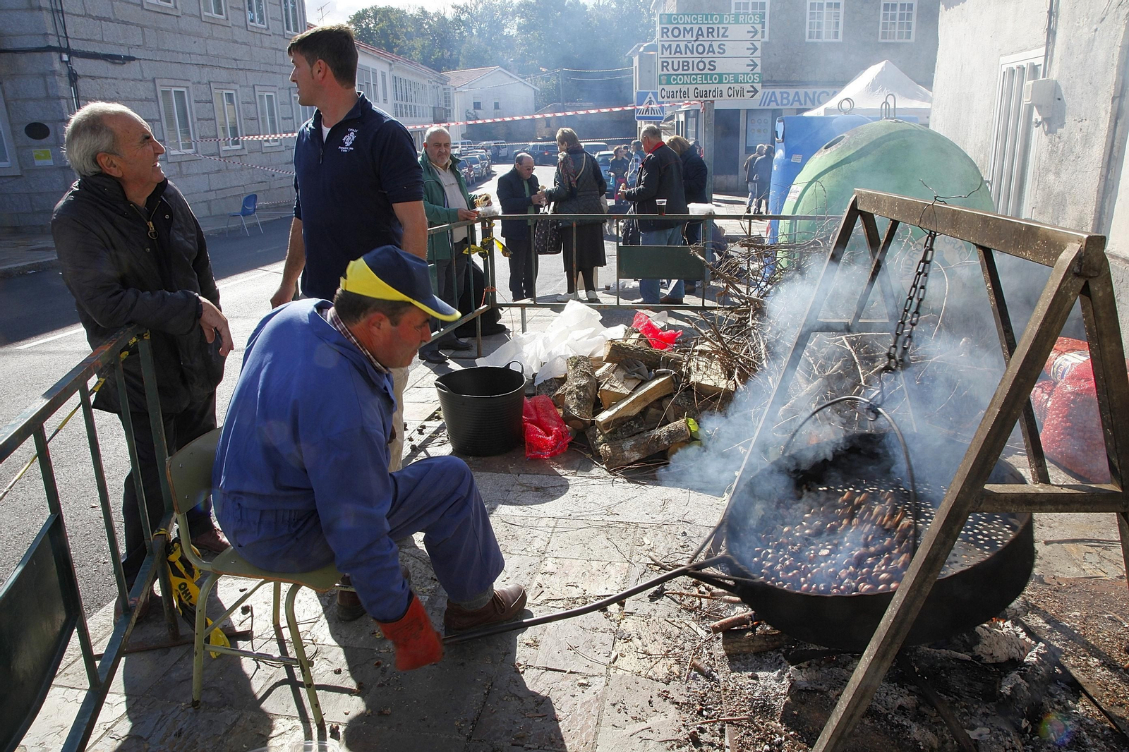 Celebración de una fiesta de la castaña en Riós.