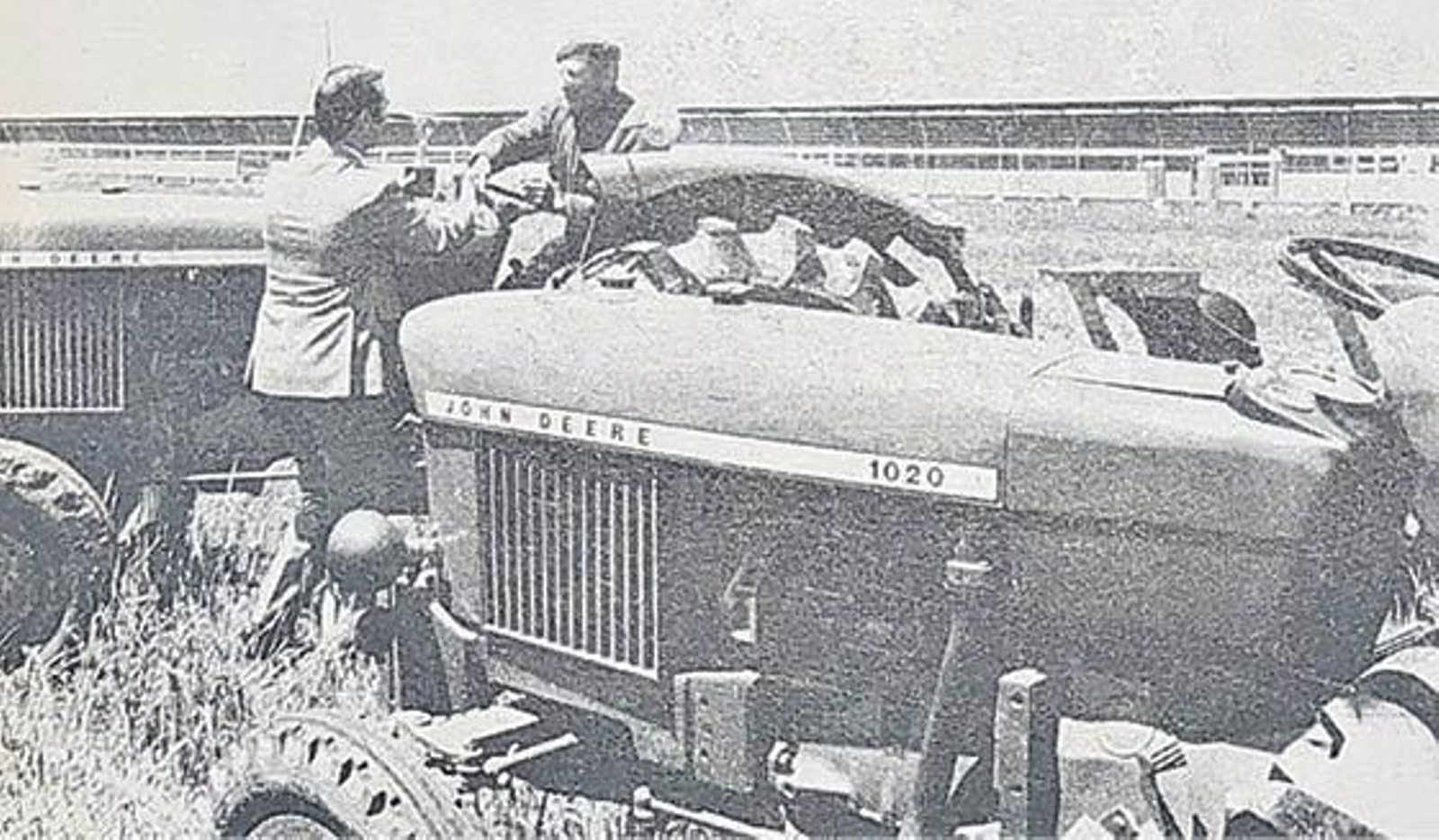 José Villarino, “O Gaiteiro”, recibiendo el premio de mejor tractorista.