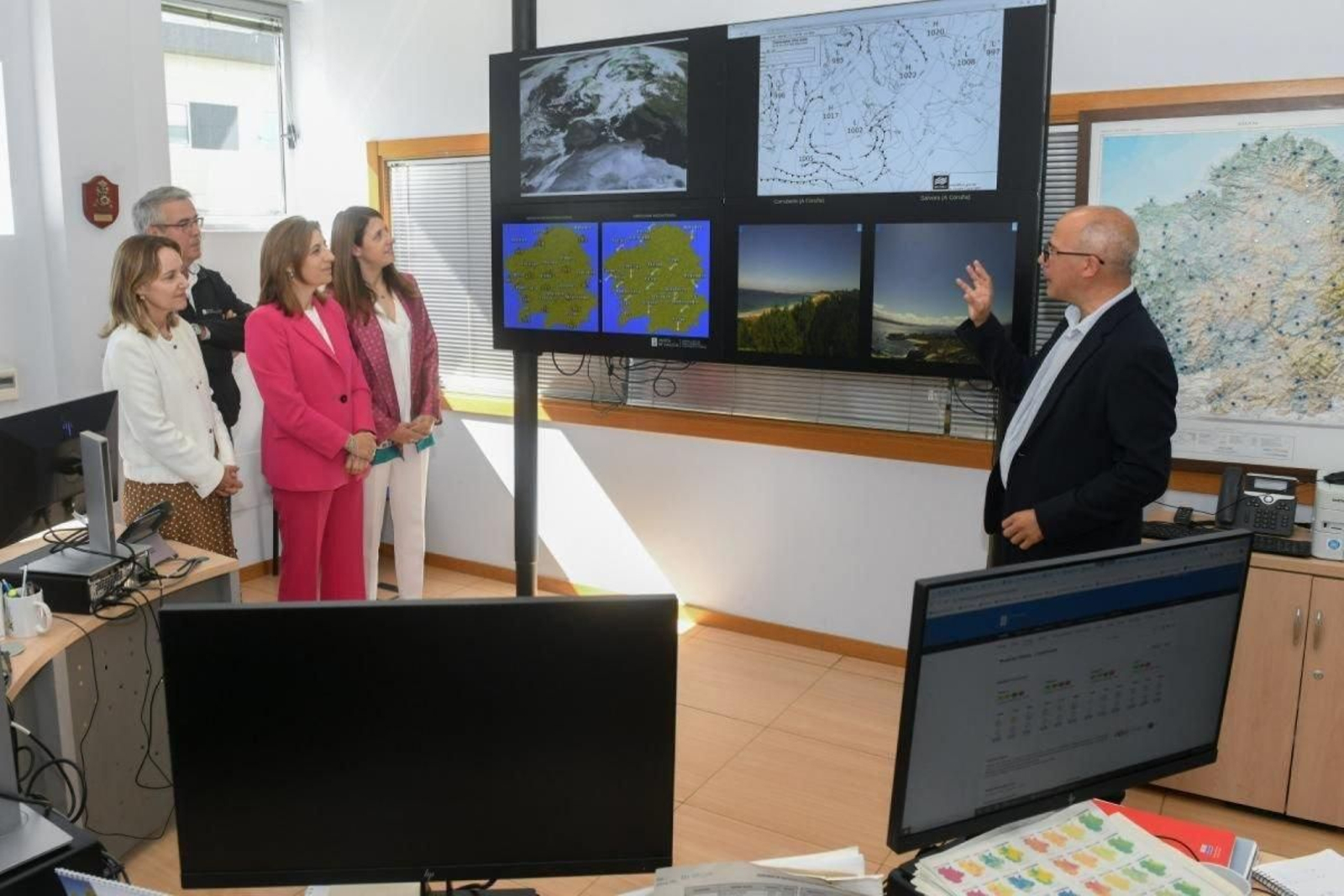 Las conselleiras, ayer en las instalaciones de Meteogalicia.
