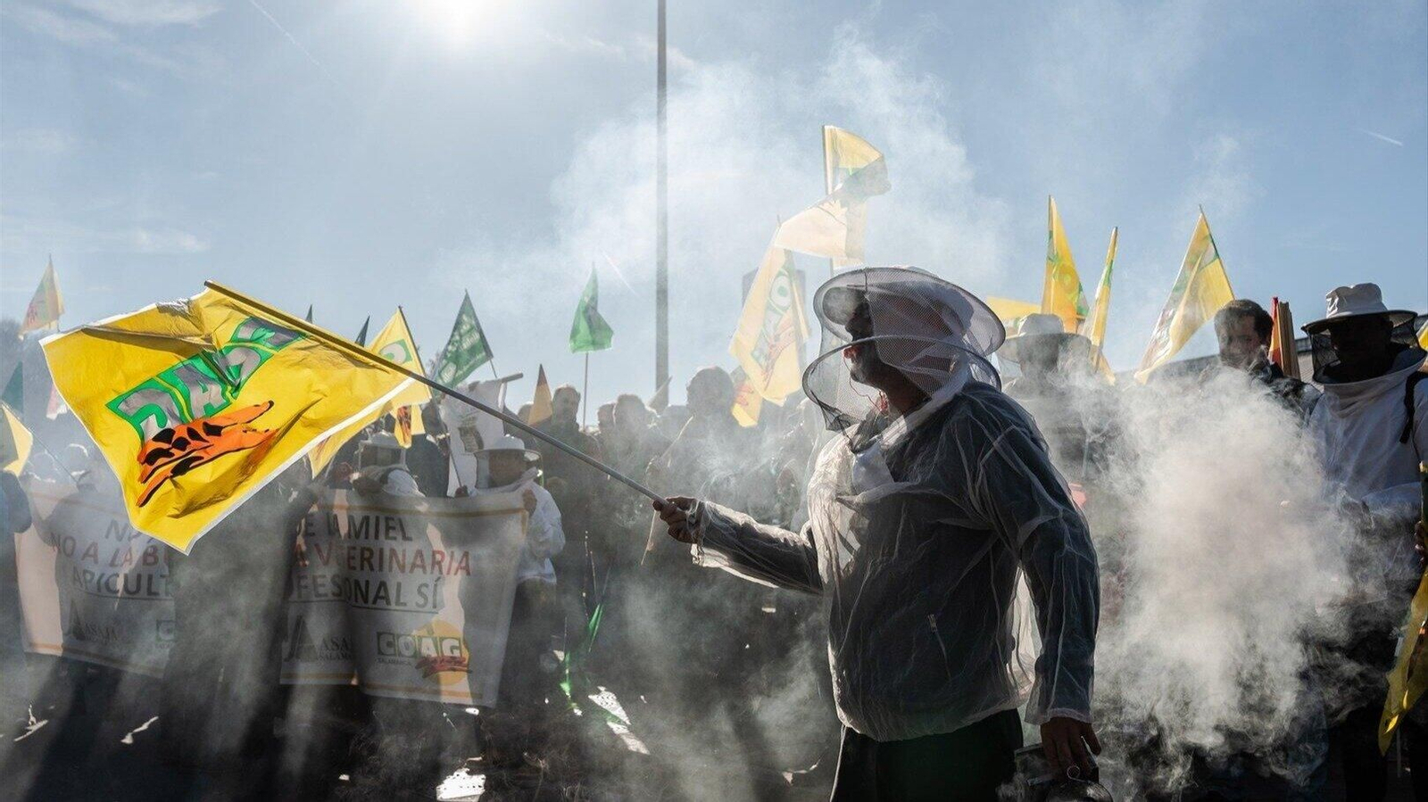 Apicultores durante una protesta de agricultores y ganaderos frente al Ministerio de Agricultura