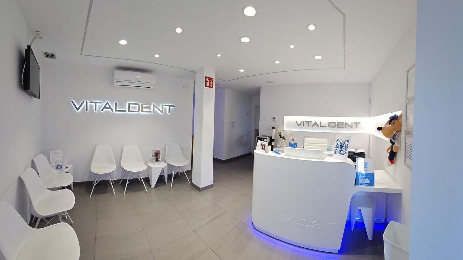 La recepción, amplia para atender a los pacientes.