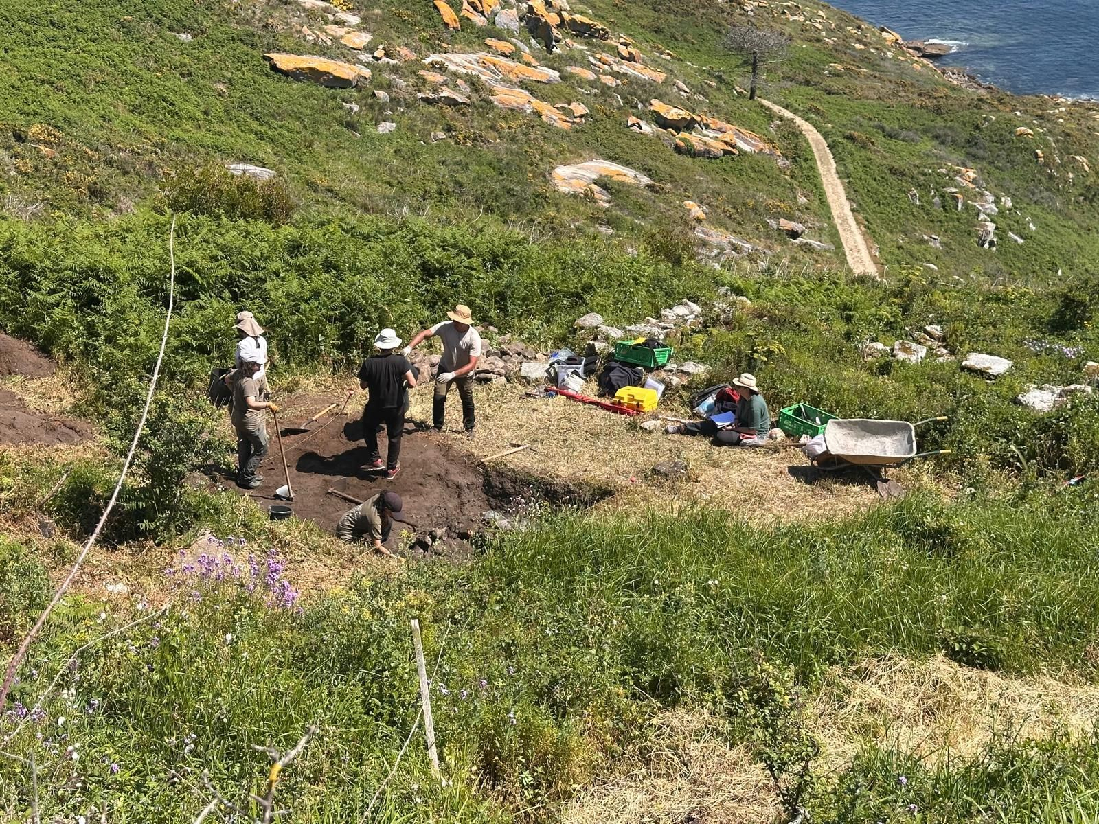 La excavación en marcha en el Castro de Hortas en las Cíes