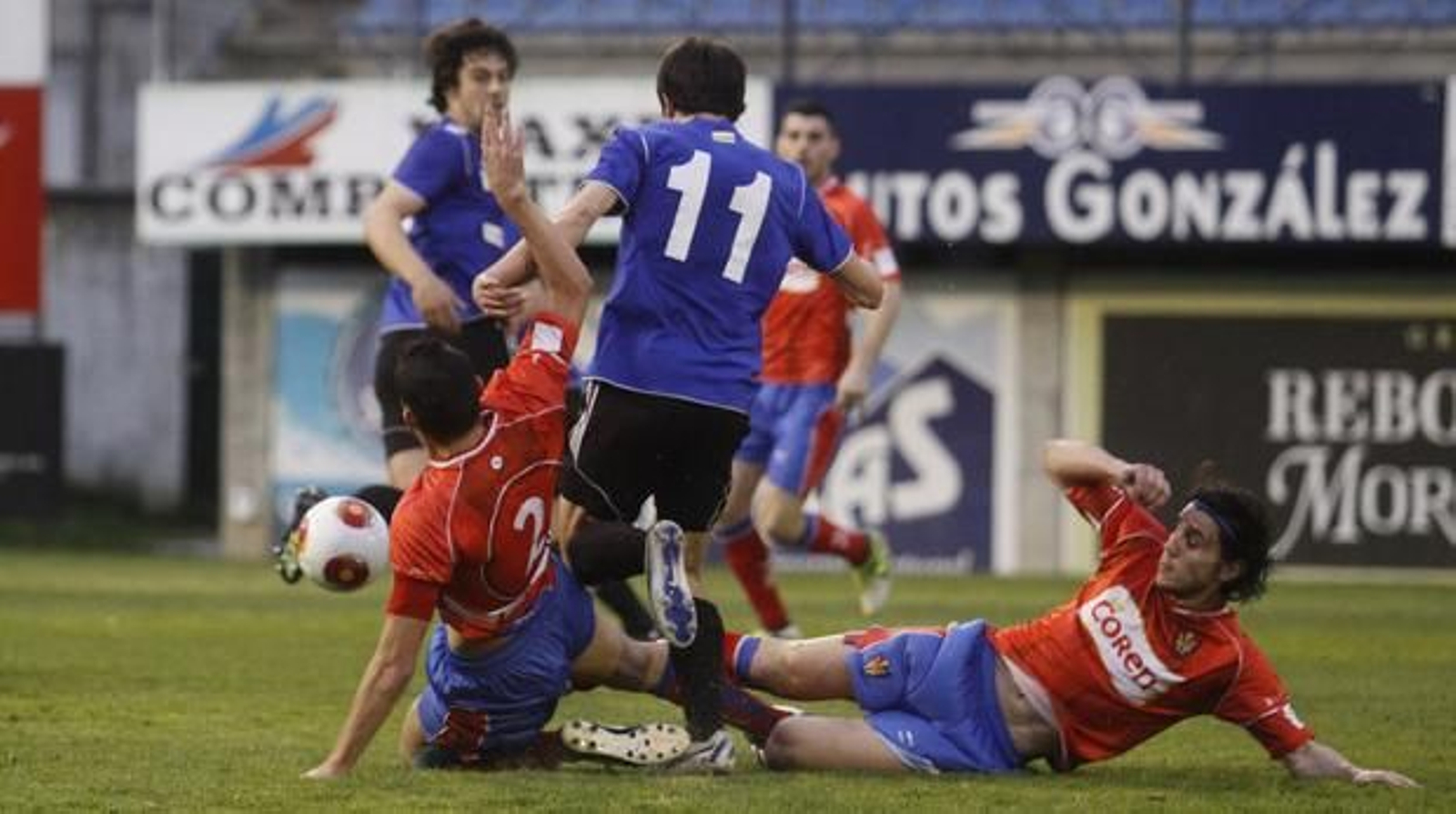 Los locales Yosu y Cruz tratan de frenar el avance del visitante Alain (MARCOS ATRIO)