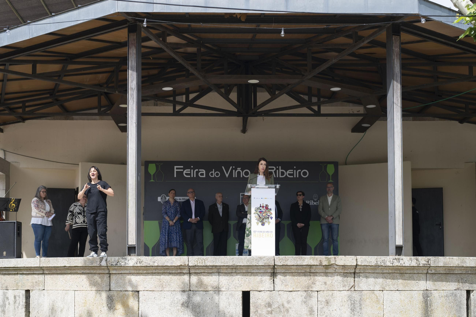 Ambiente festivo, brindis y degustaciones en el recinto de la Alameda de Ribadavia durante la celebración de la 63ª Feira do Viño do Ribeiro