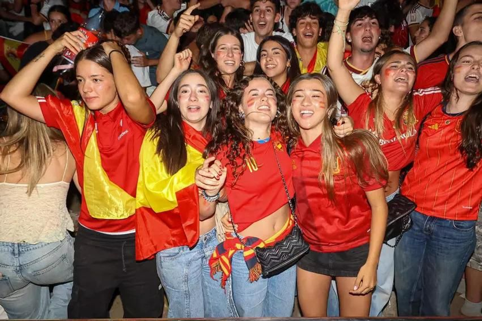 Un grupo de vigueses celebra a victoria de España no Mundial