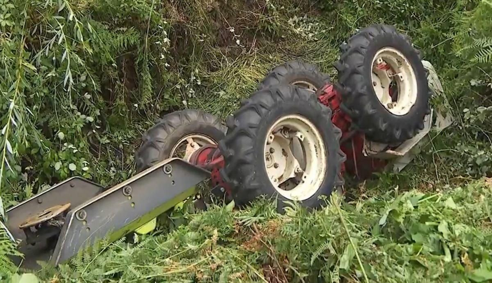 Imagen del tractor volcado en Pontedeva tras el accidente que le costó la vida a un hombre.