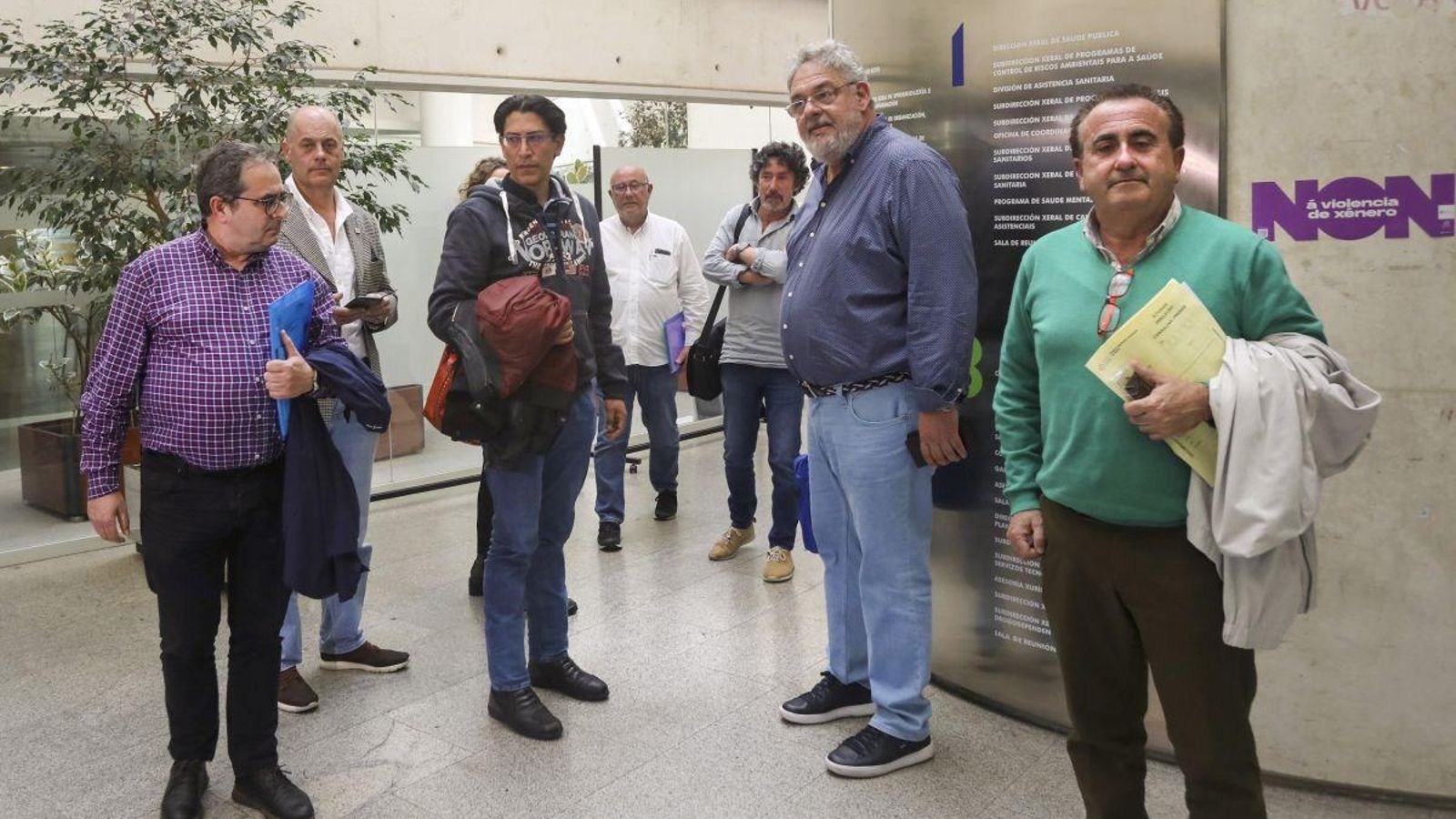 Enrique Marra, segundo por la derecha, junto con los demás representantes del sindicato ayer en Santiago.