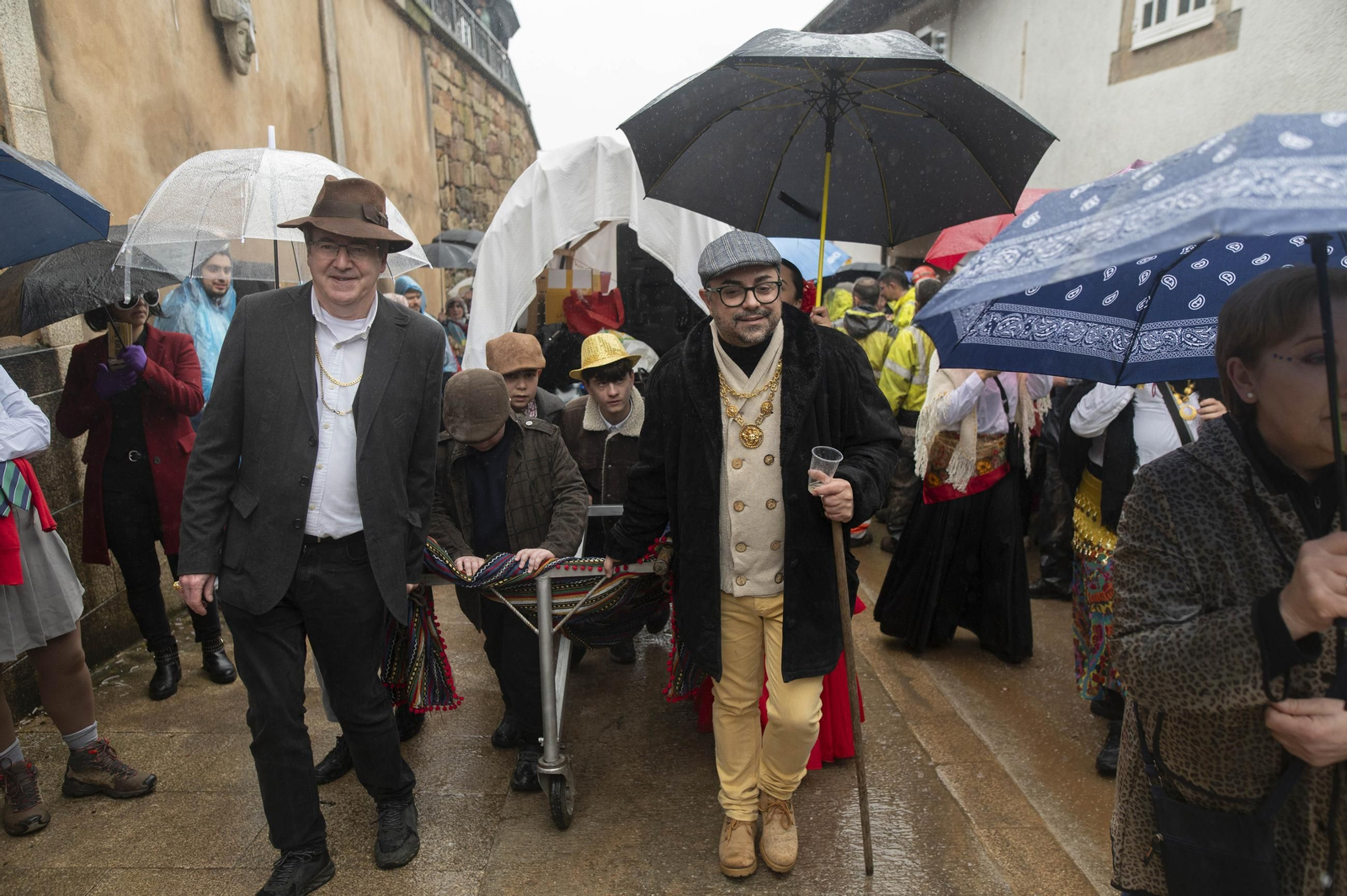 Galería | La farrapada conquista Laza antes de la salida de los Peliqueiros