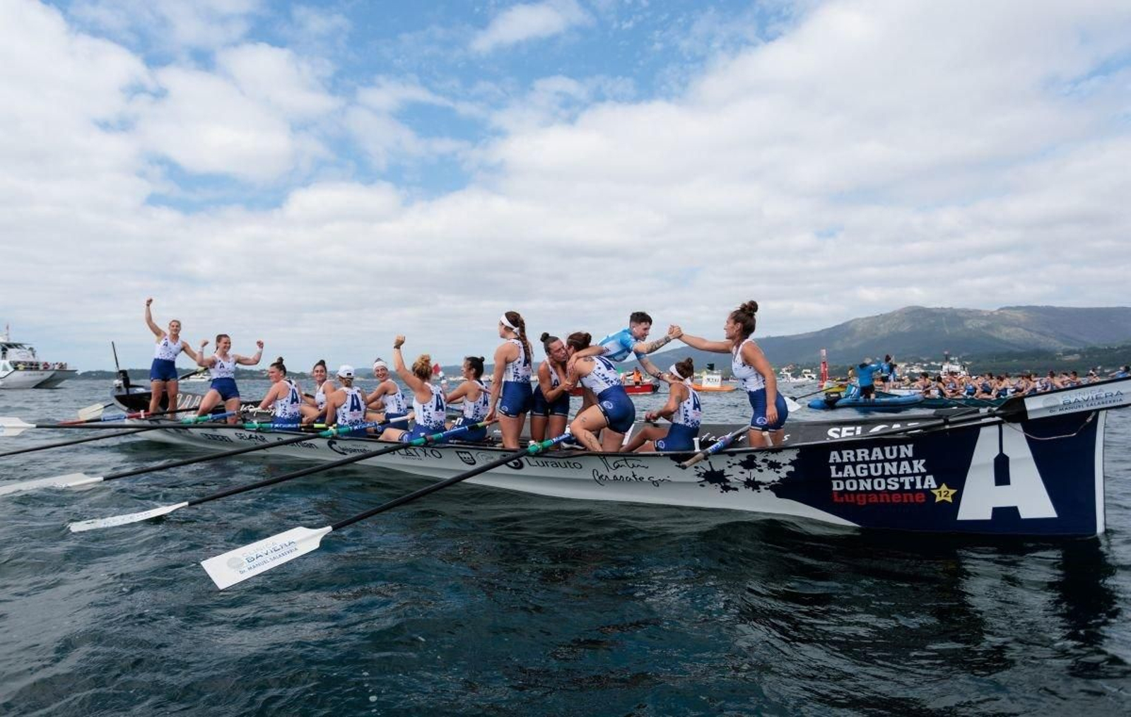 As remeiras de Arraun Lagunak volveron gañar, xa suman oito vitorias noutras tantas regatas e van polo récord de bandeiras nunha tempada, que                               está establecido en trece.