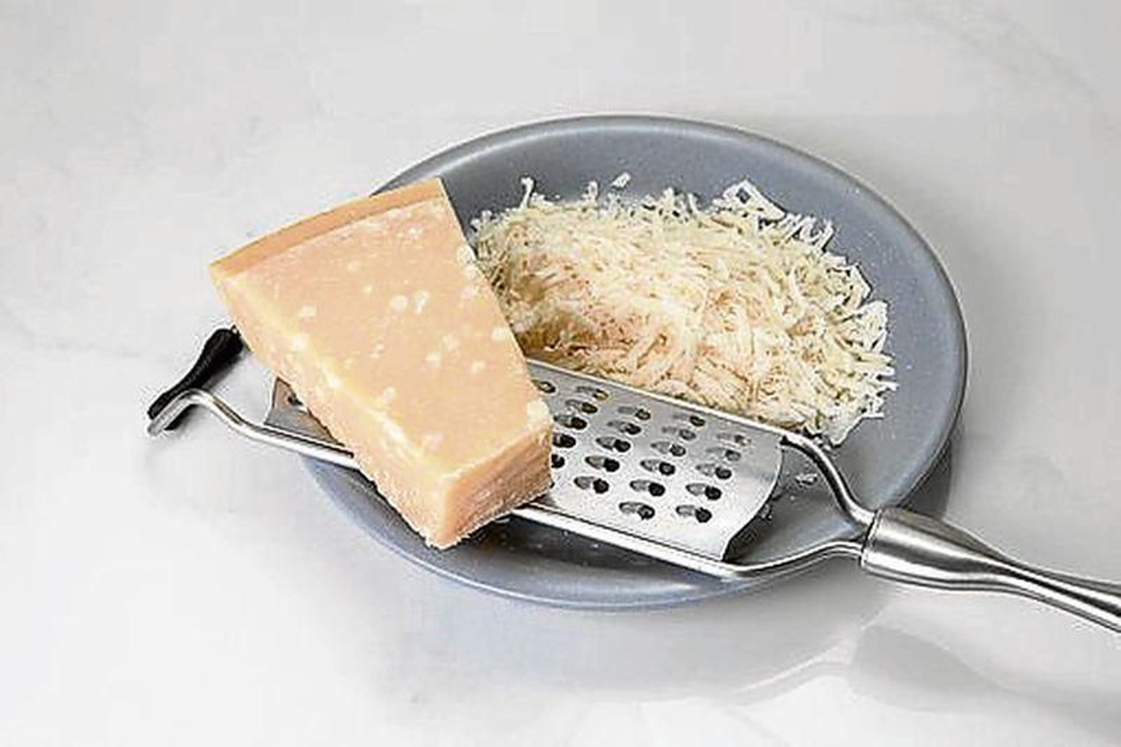 Aumentar la ingesta de alimentos ricos en calcio reduce cristales de oxalato.