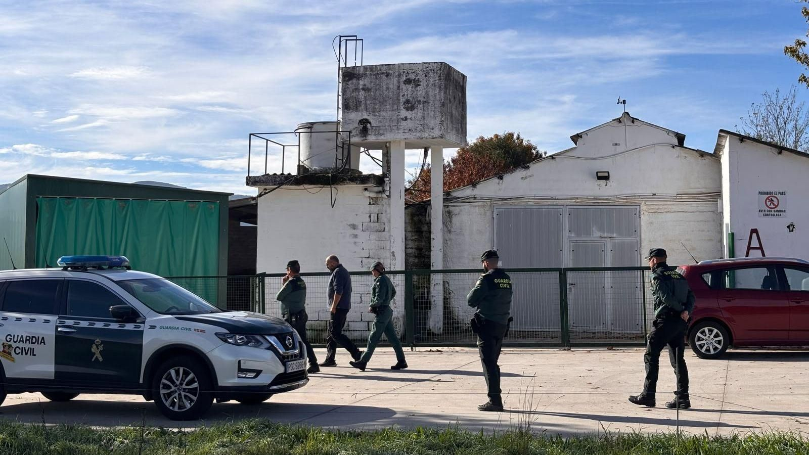 La Guardia Civil, a las puertas de la granja de Congostro durante la entrada de los técnicos municipales.