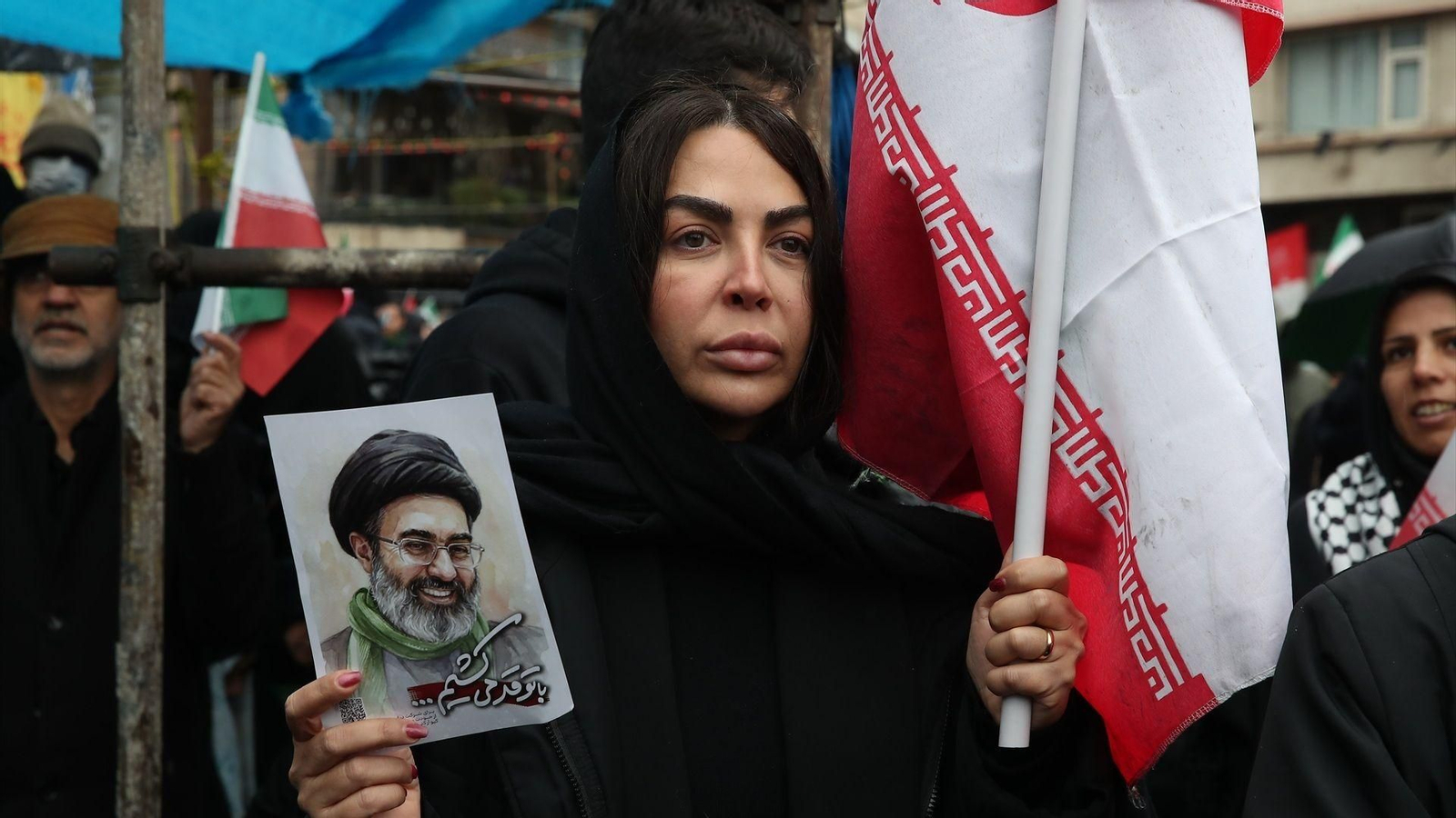 Una mujer iraní sostiene una imagen del líder Mojtaba Khamenei.