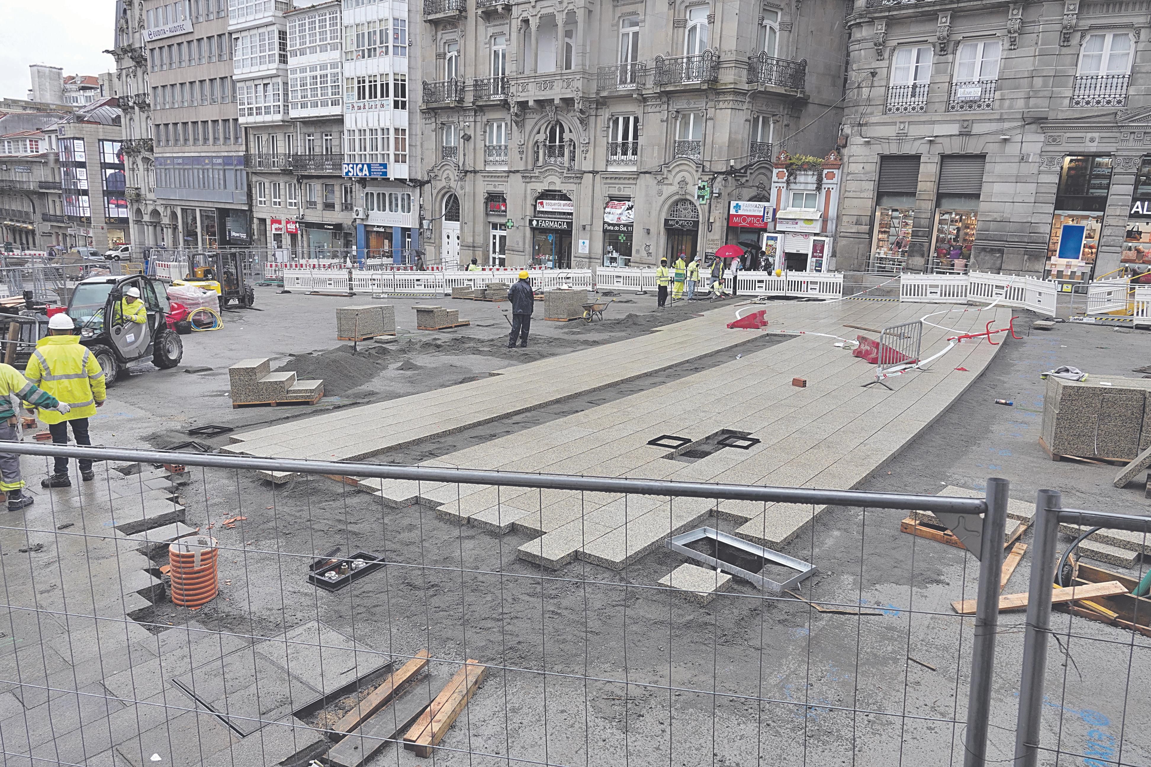 Una parte del pavimento ya estaba ayer colocado.