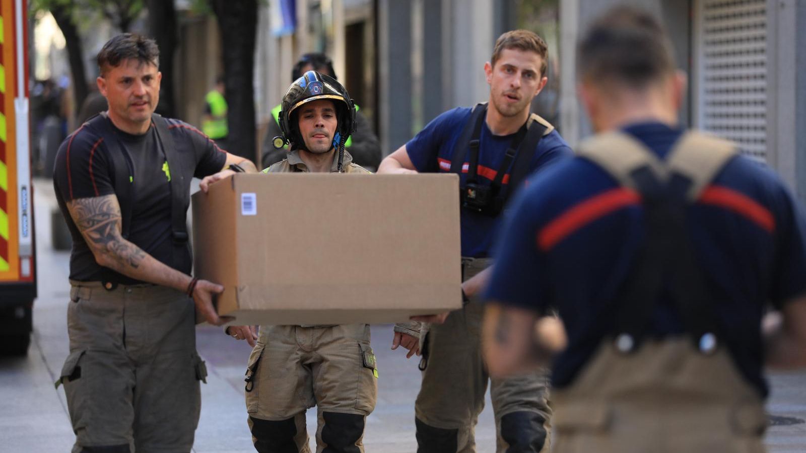 Momento del rescate de la familia de patos