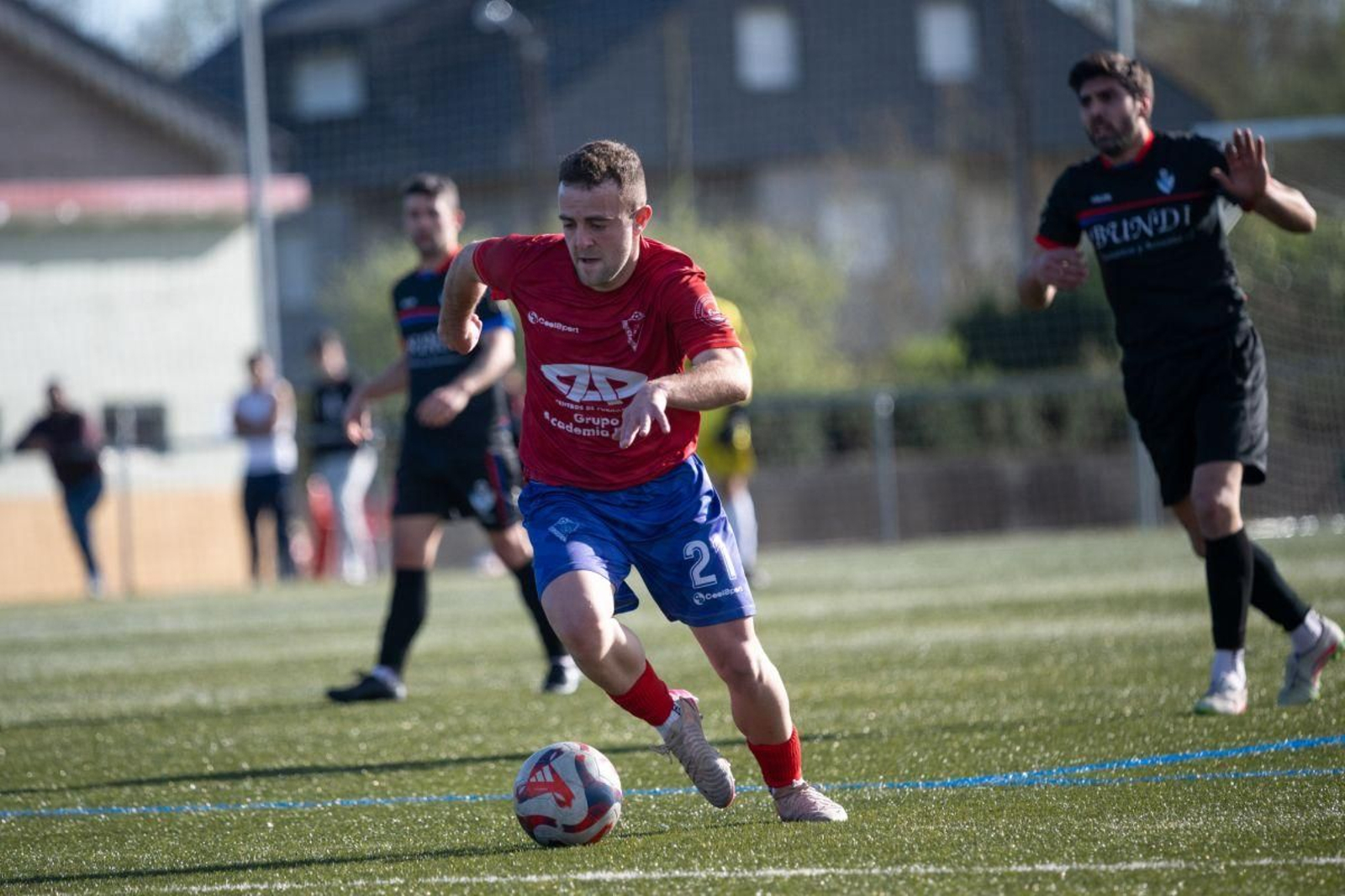 El macedano Brais Díaz conduce el balón frente al Francelos.