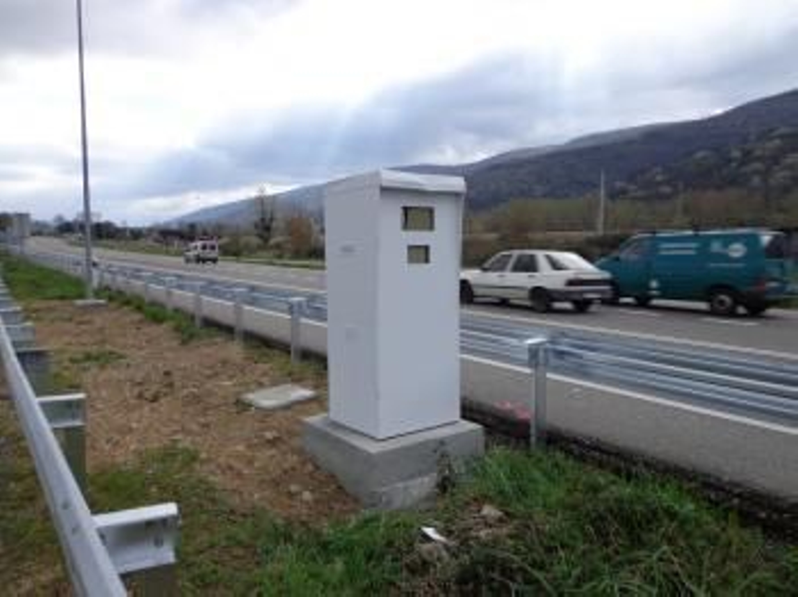Radar fijo, montado en la N-120, en Vilamartín.