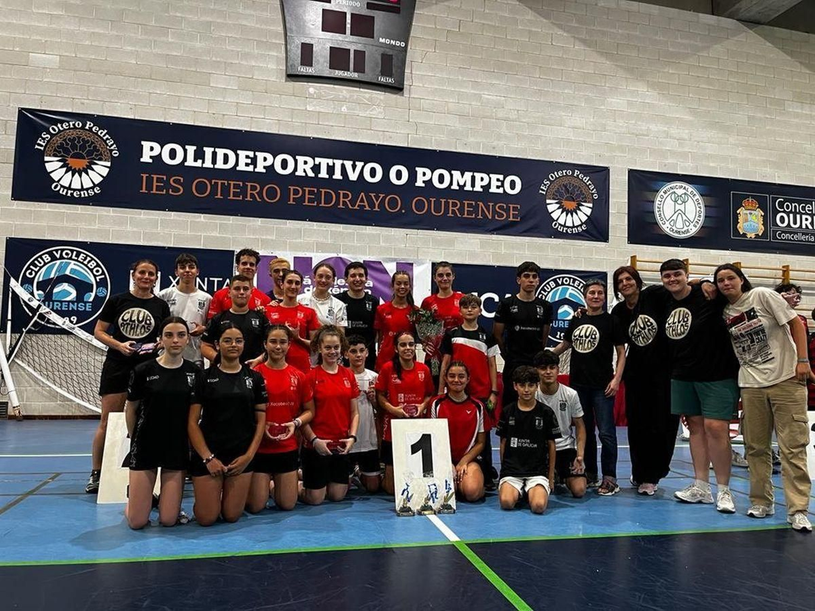 Representantes del Club Athlos, en el podio de honor de la competición.