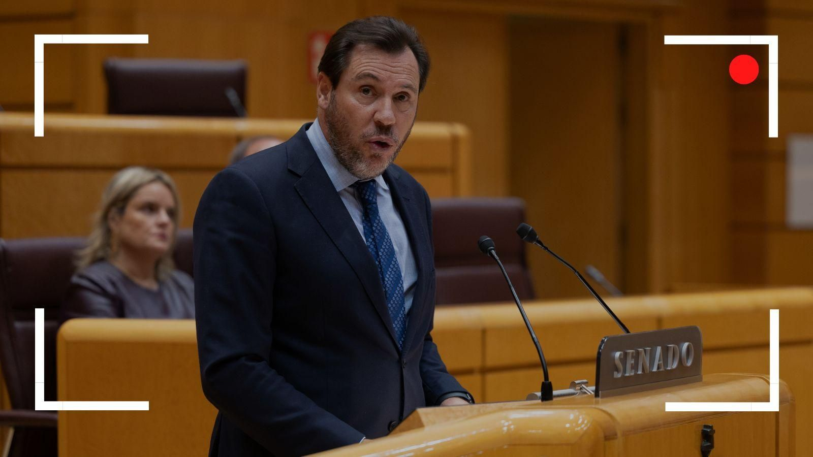 El ministro de Transportes y Movilidad Sostenible, Óscar Puente, interviene durante una sesión plenaria en el Senado