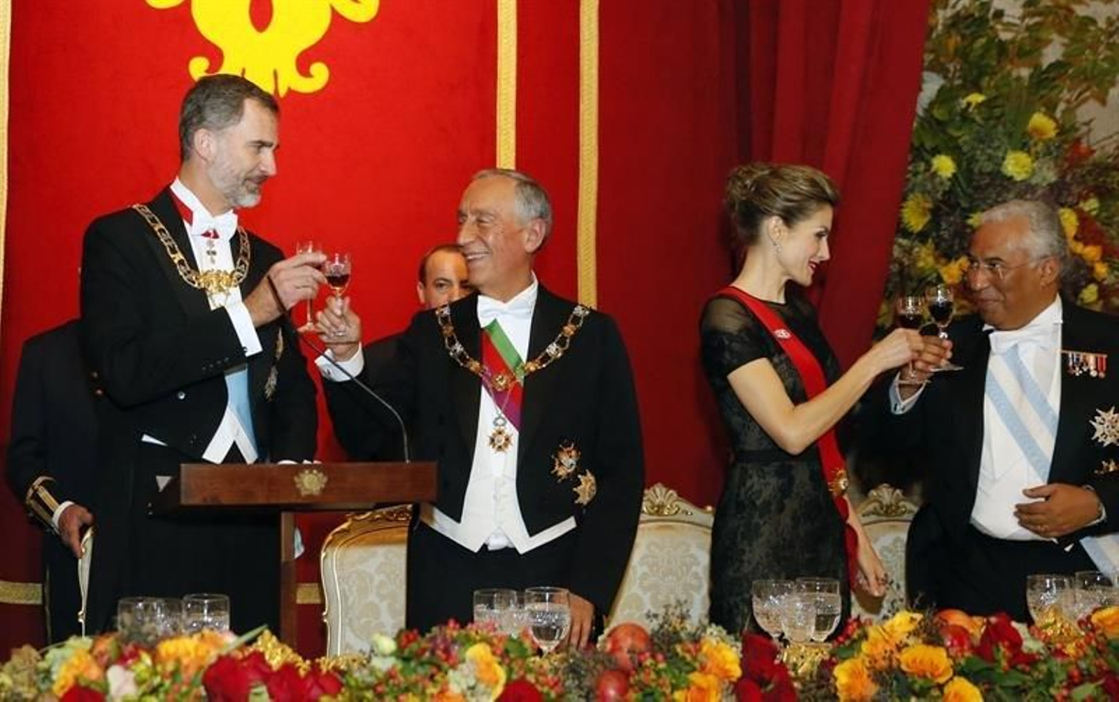 Los Reyes de España, Felipe VI y Letizia, el presidente de la República de Portugal, Marcelo Rebelo de Sousa (2i) y el primer ministro, Antonio Costa (d) brindan antes de la cena de gala ofrecida en honor de los Reyes. (LAVANDEIRA JR)