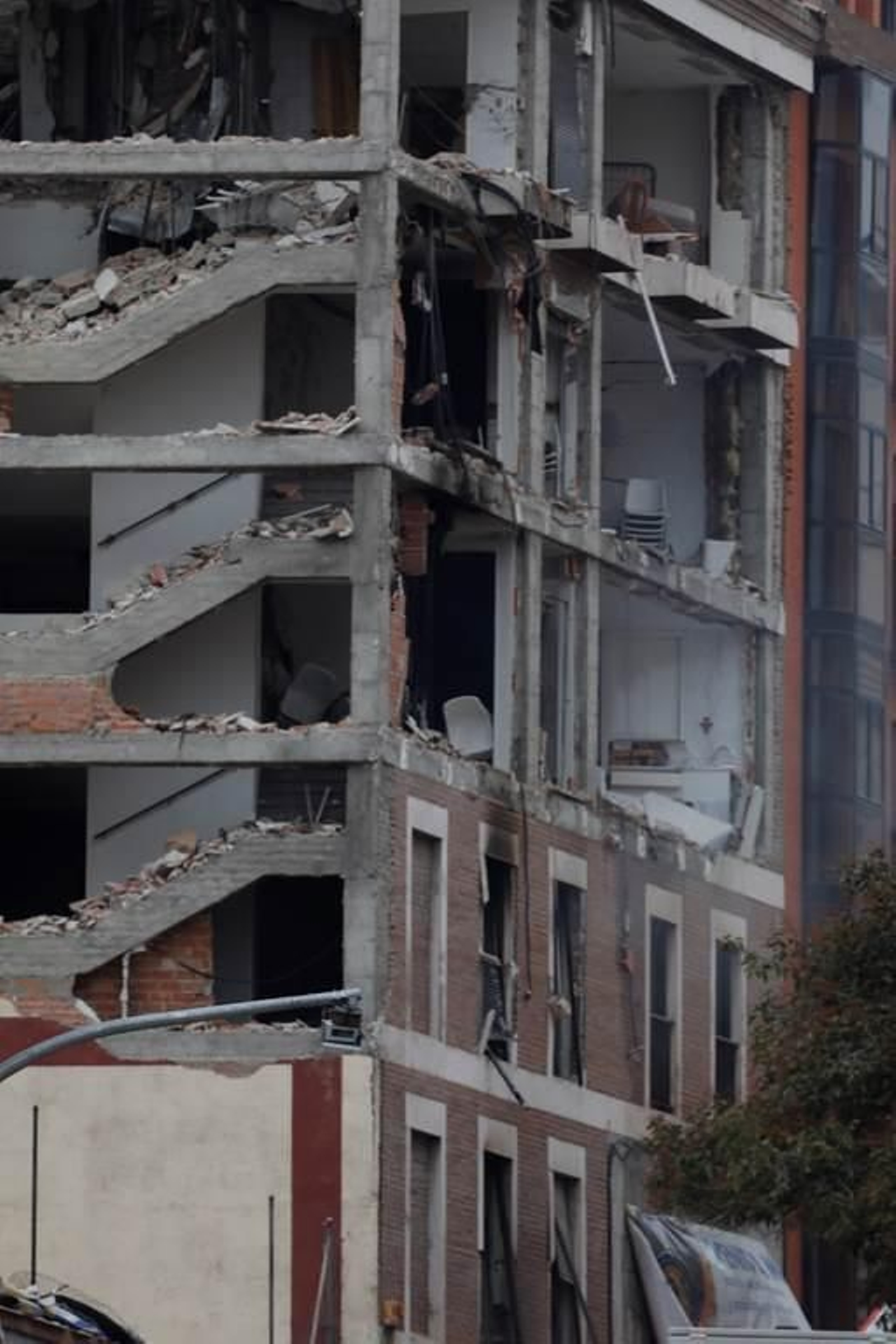 Una fuerte explosión en la calle Toledo de Madrid hunde varias plantas de un edificio6