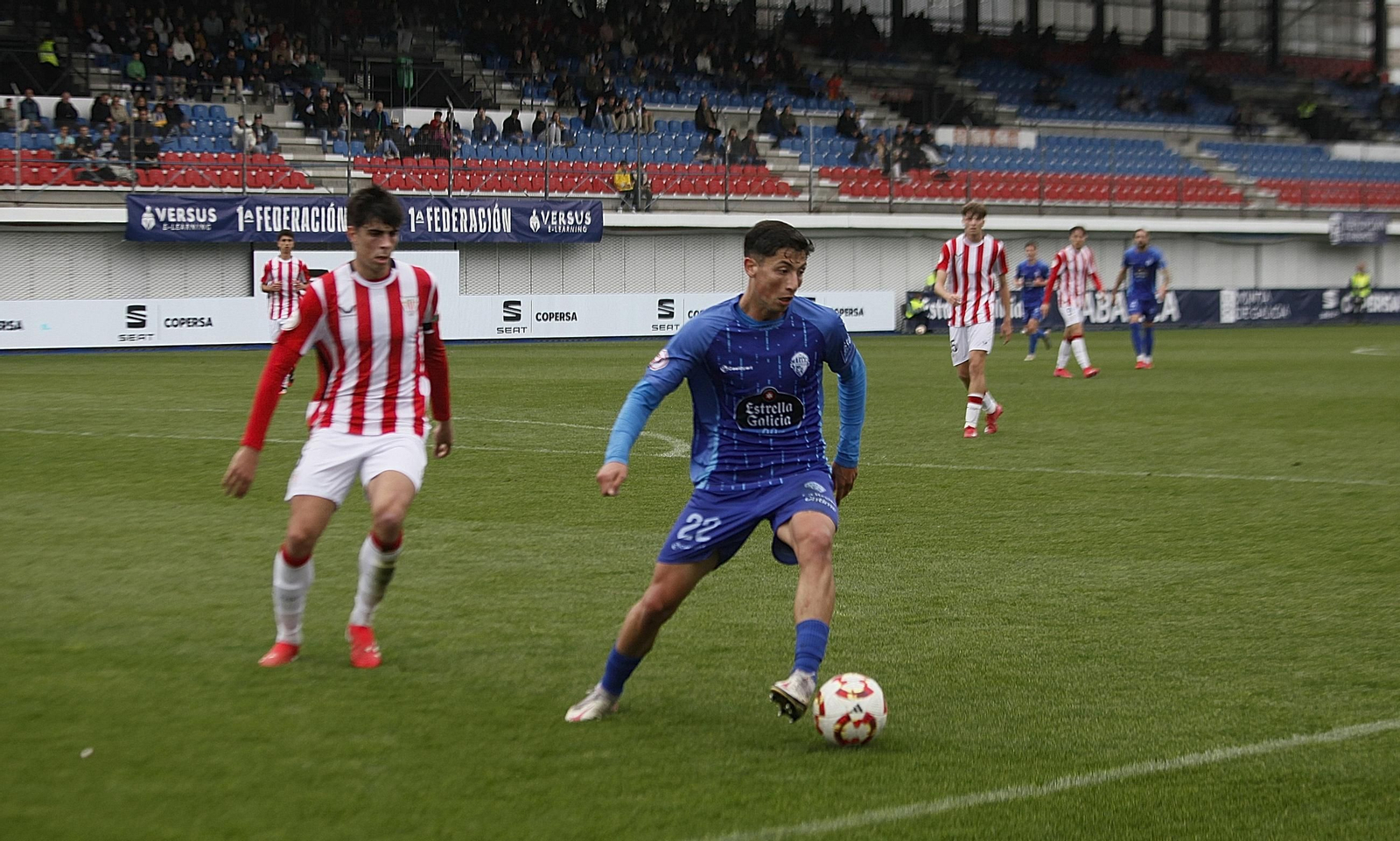 Galería | El Ourense CF sumó su primera derrota en el fortín de O Couto