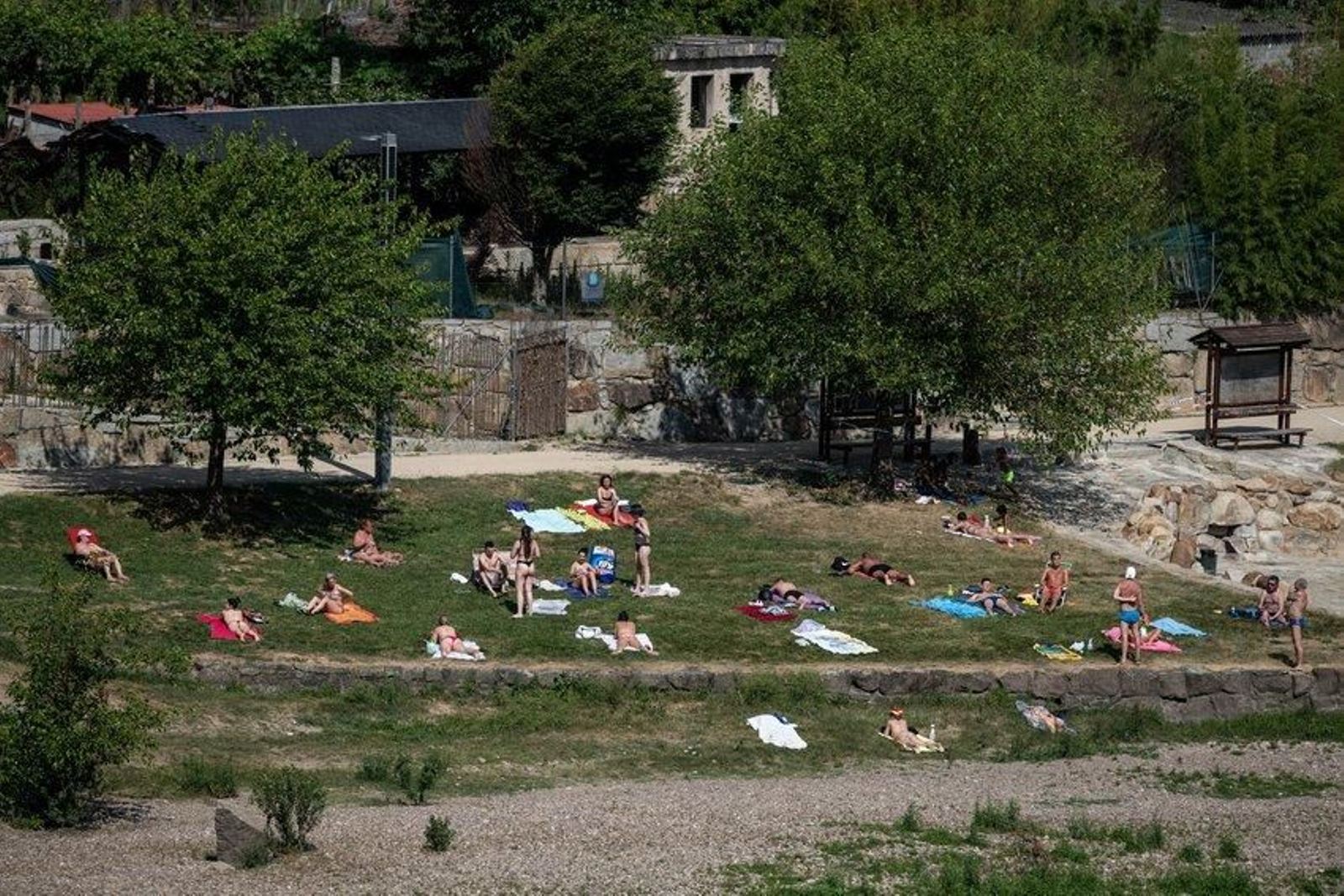Ambiente en la ciudad y en zonas de baño a las orillas del río Miño, con  temperaturas veraniegas. FOTO: ÓSCAR PINAL