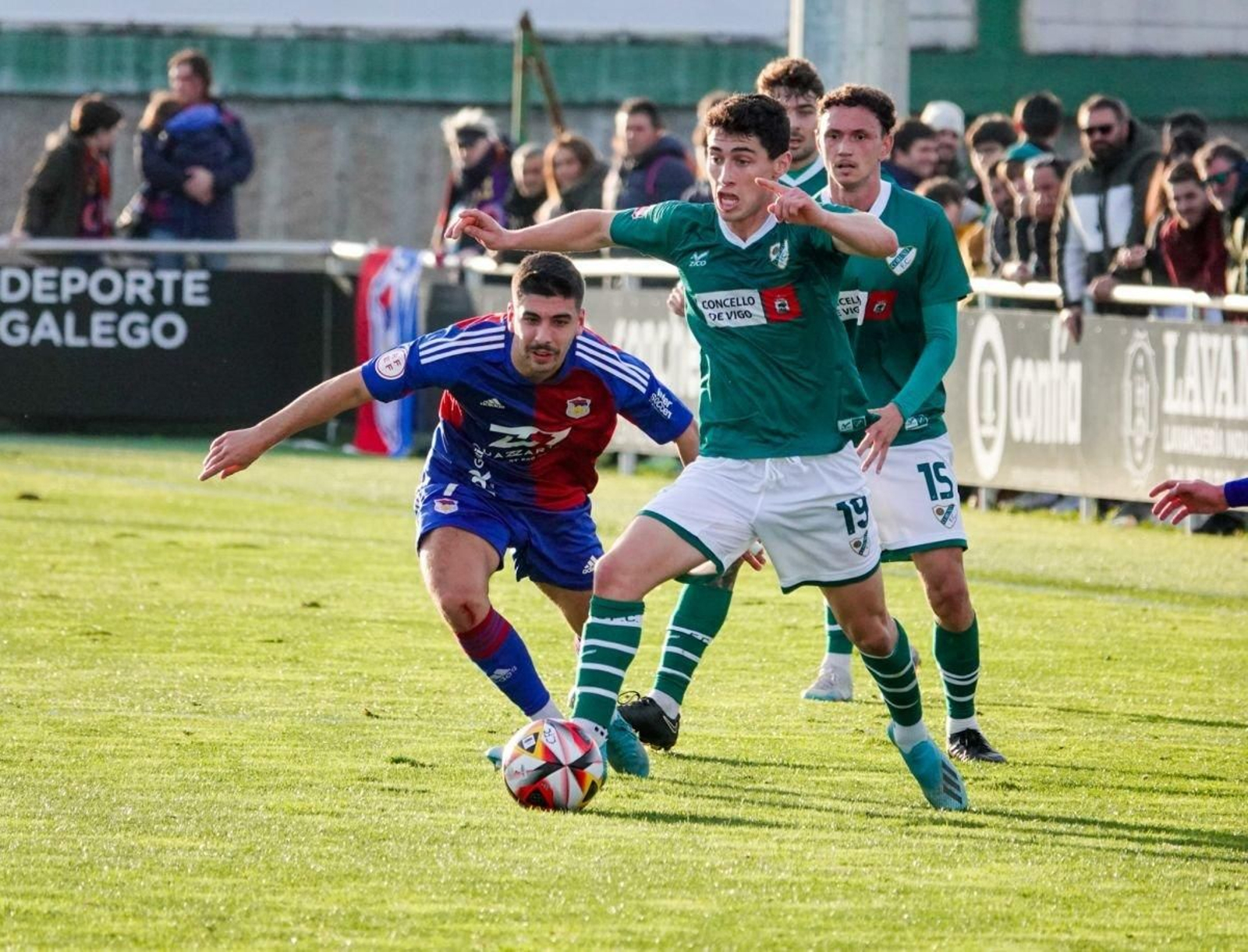 Pitu Doncel conduce el balón en un partido anterior del Coruxo en el campo de O Vao.