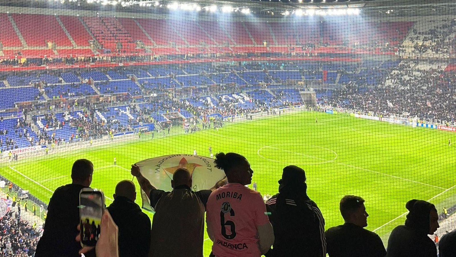 El grupo de Erasmus, ya dentro del Groupama Stadium.
