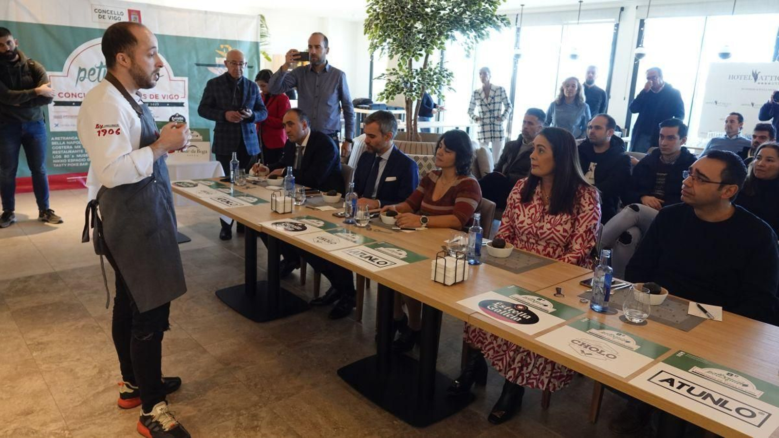 El chef del Enxebre muestra al jurado su “Empanada de choco 2.0”.