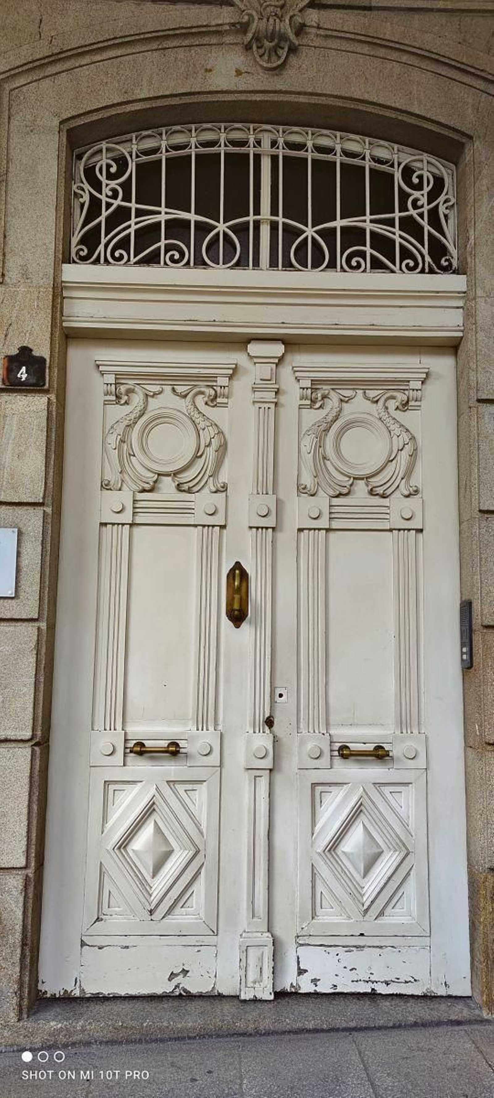 Tras esta puerta de la Plaza Mayor se encuentra el portal de azulejos más bonito de la ciudad.
