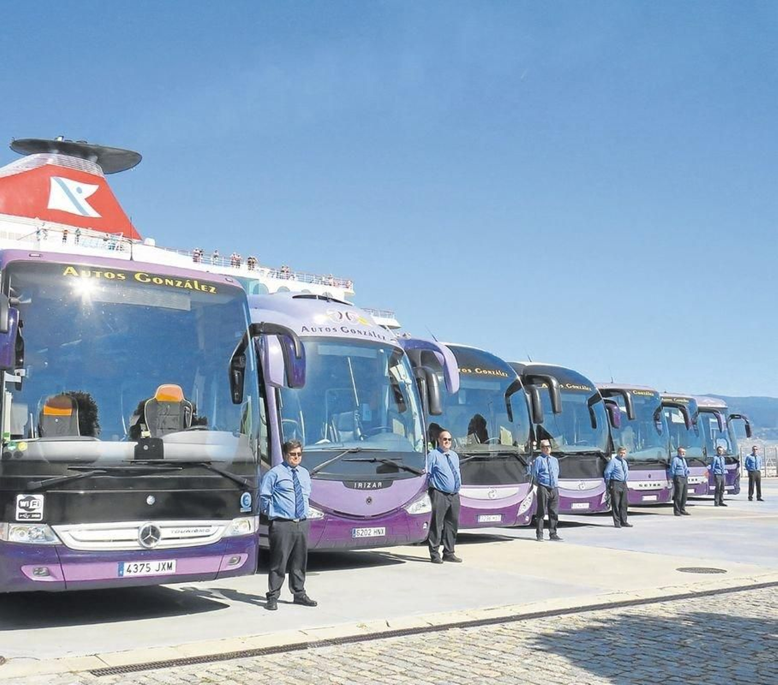Autobuses y conductores de Autos González.