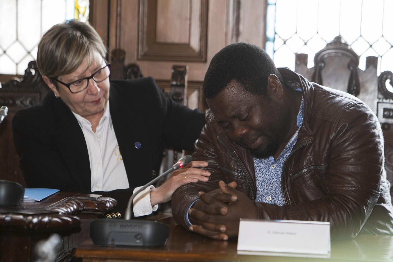 El superviviente del 'Villa de Pintaxo', Samuel Kwesi, emocionado en el homenaje a los marineros del 'Playa Menduiña 2'. // EFE