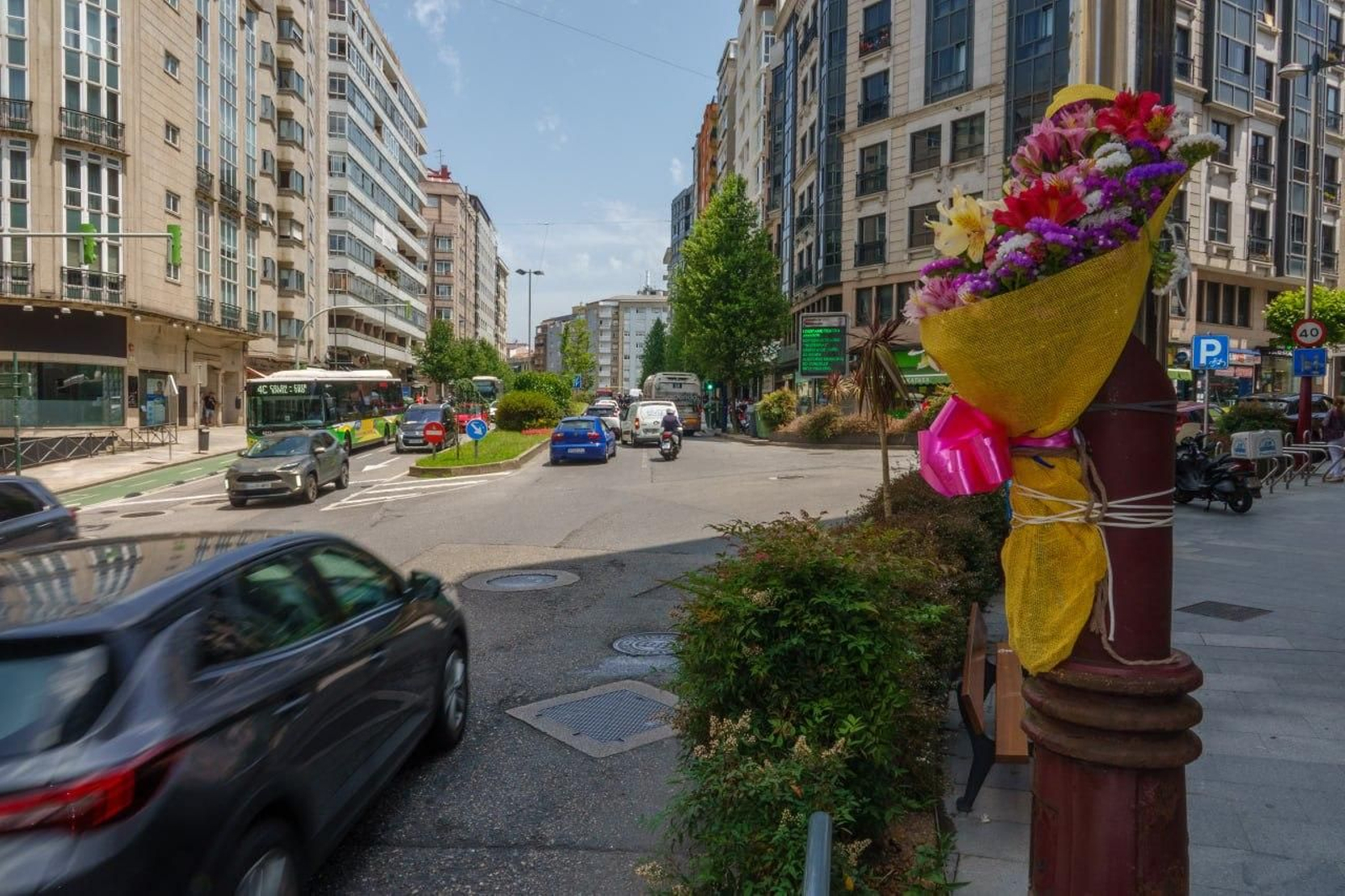 El ramo de flores, ayer, en la farola situada en la calle Pizarro con Urzaiz, en el cruce de Llorones.